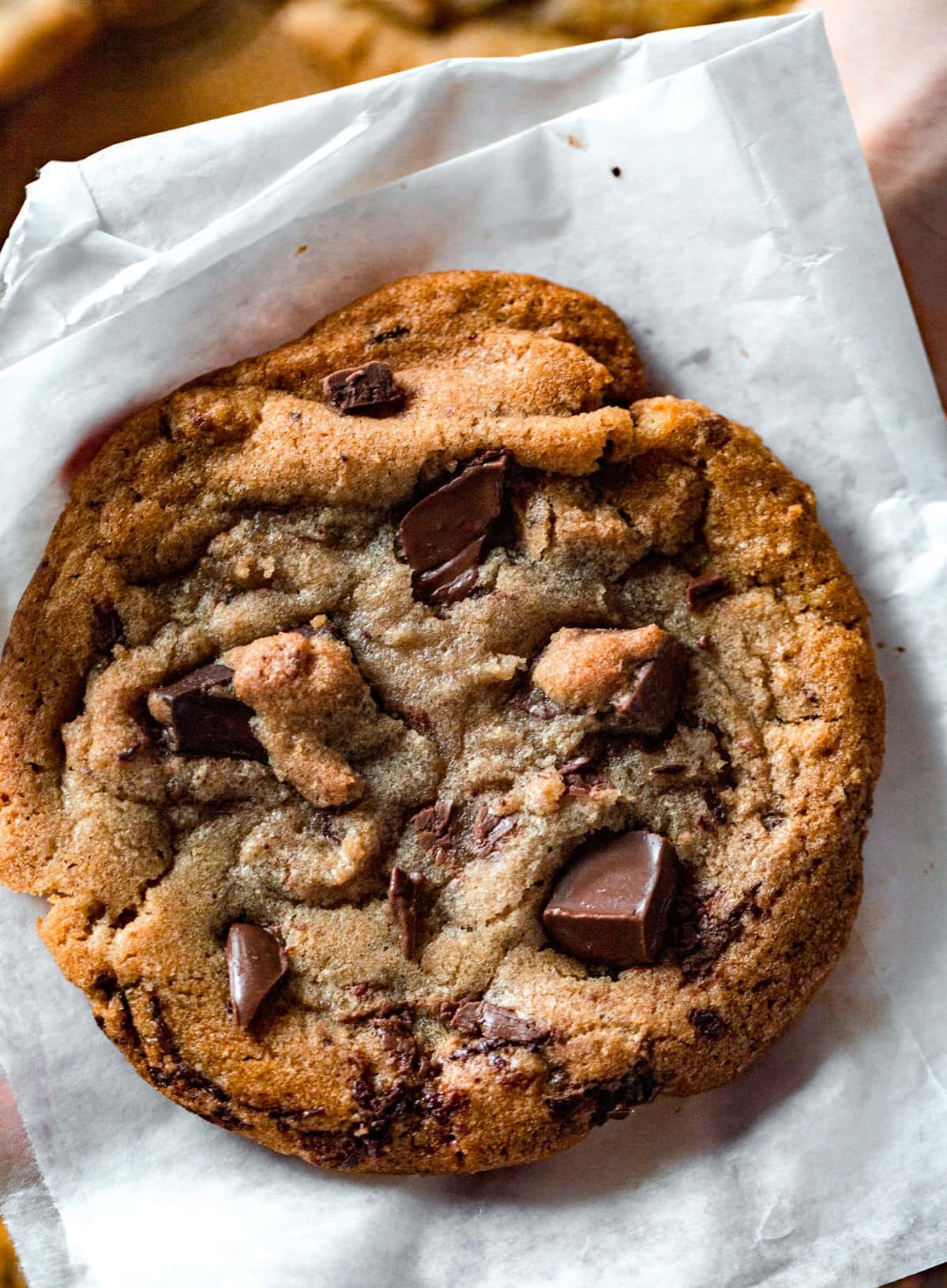 fresh baked chocolate chip cookie, golden brown chocolate chip cookie, melted chocolate chunks, HD Phone Wallpaper