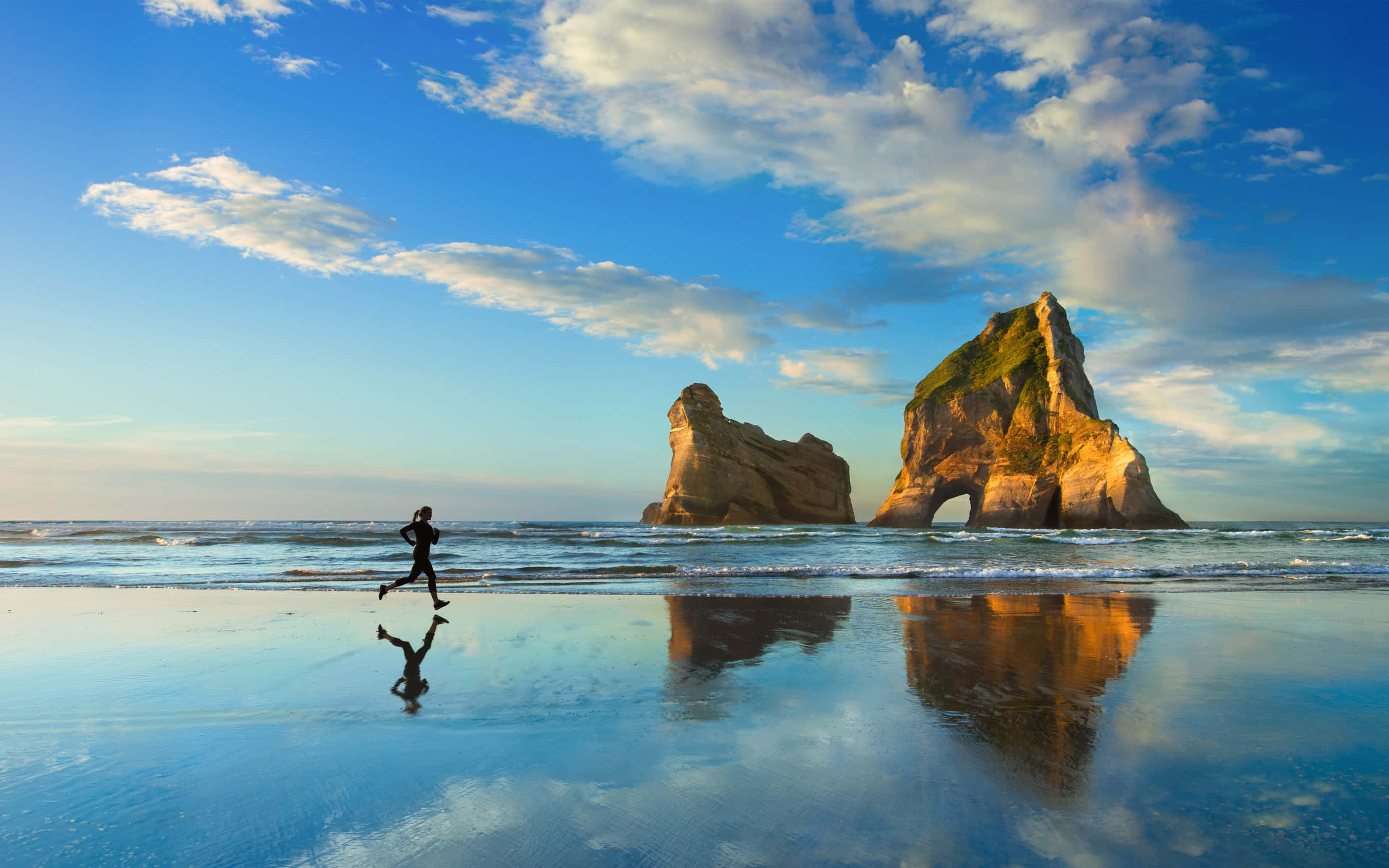 wet beach, sea stacks, bright blue sky, 2K Desktop Wallpaper