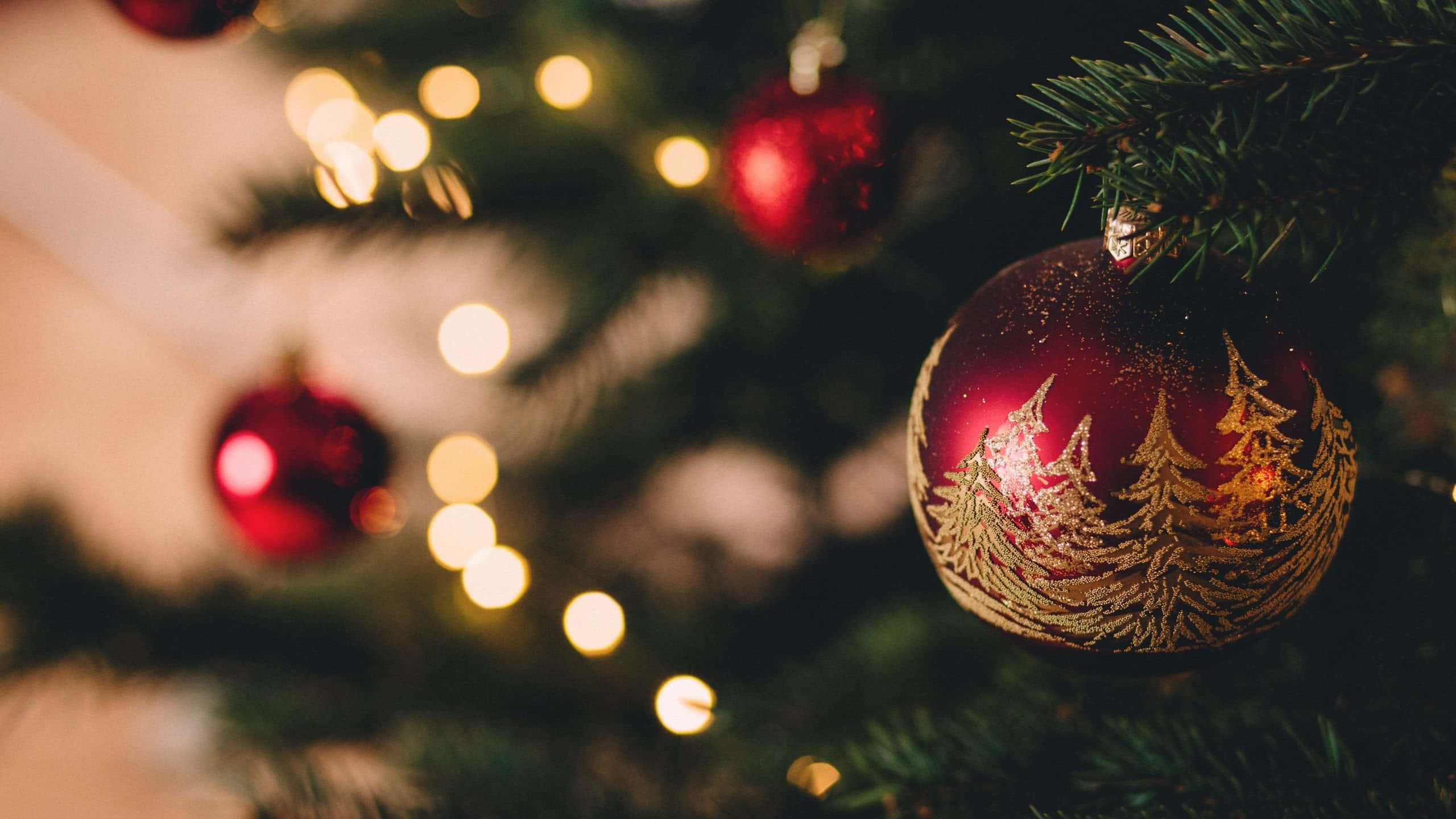 1920x1080 HD Christmas, red Christmas ornament, gold tree patterns, 2K Desktop Wallpaper