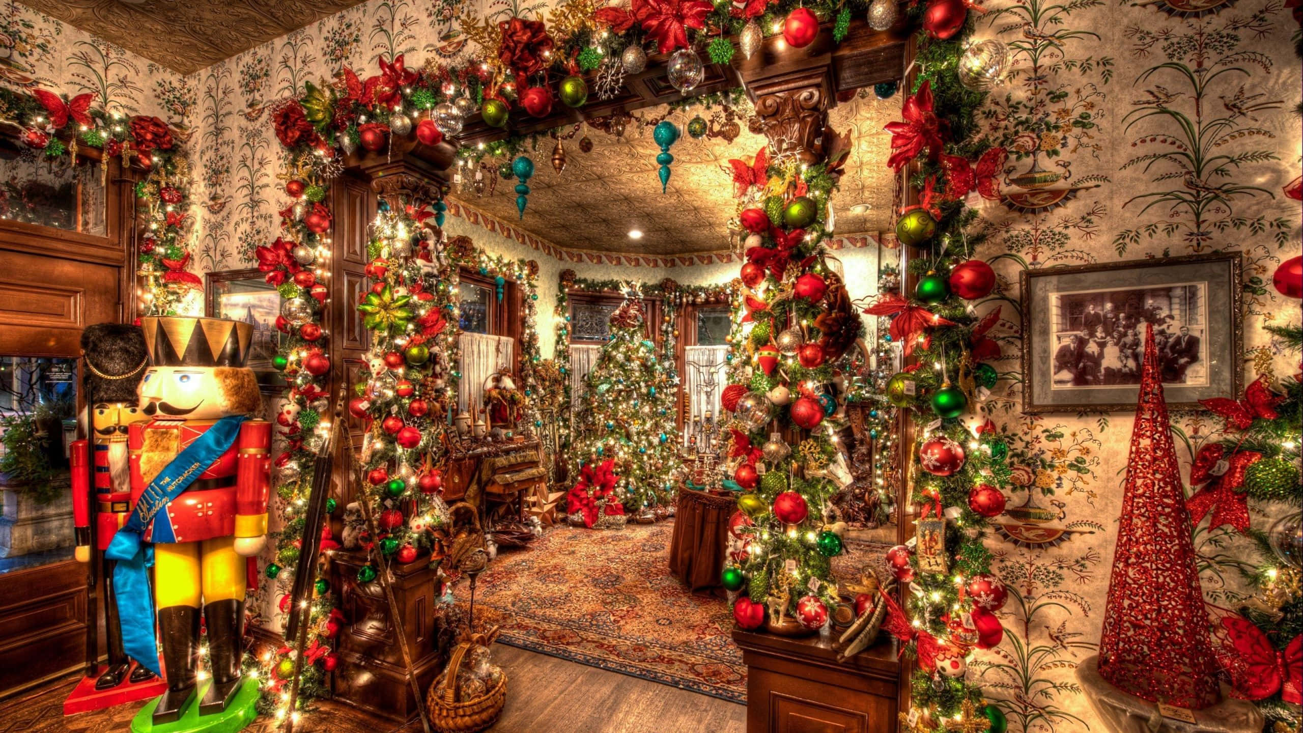1920x1080 HD Christmas, vintage Christmas room, garlands, 2K Desktop Wallpaper