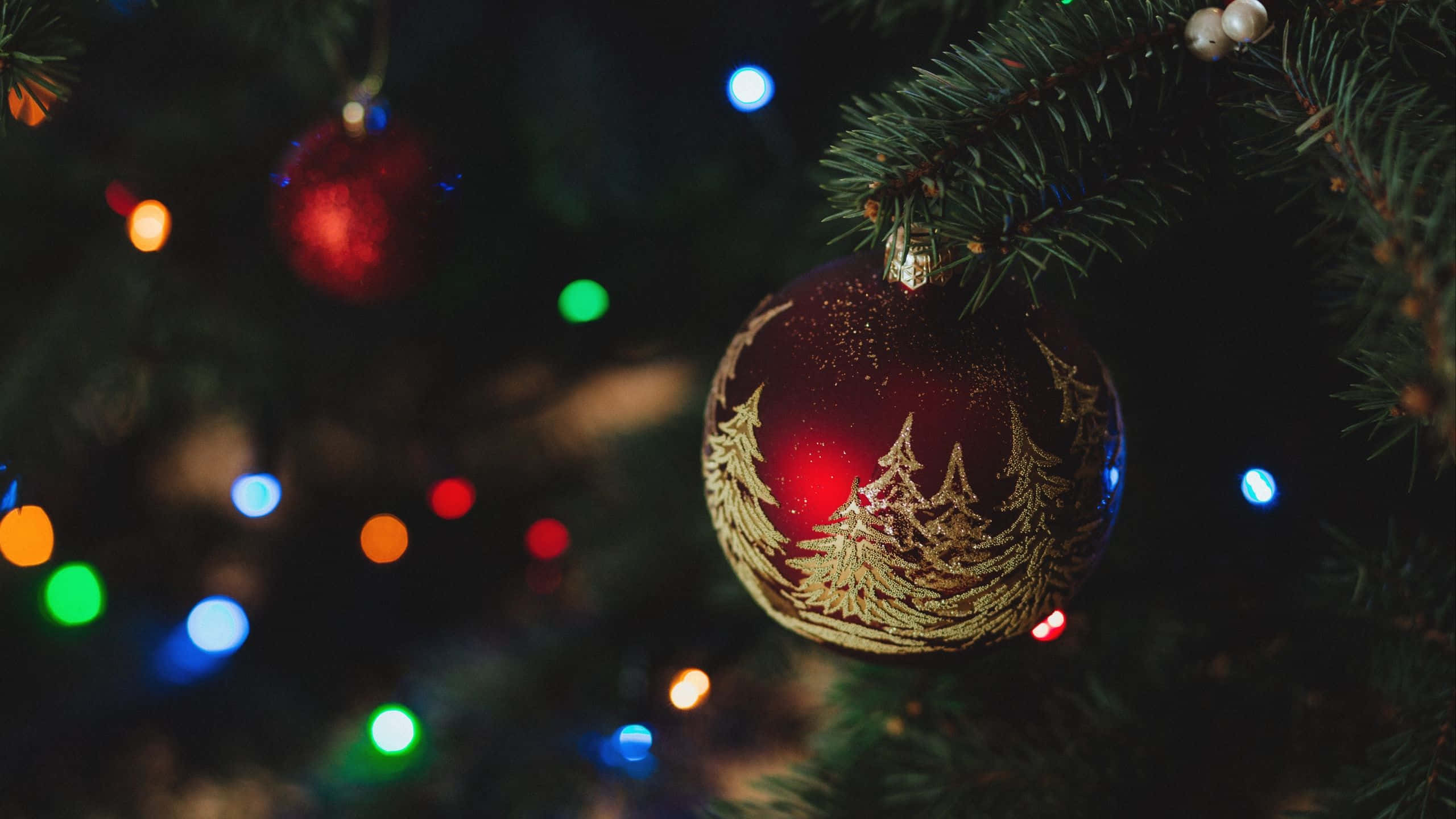 1920x1080 HD Christmas, red Christmas ornament, gold pine tree patterns, 2K Desktop Wallpaper