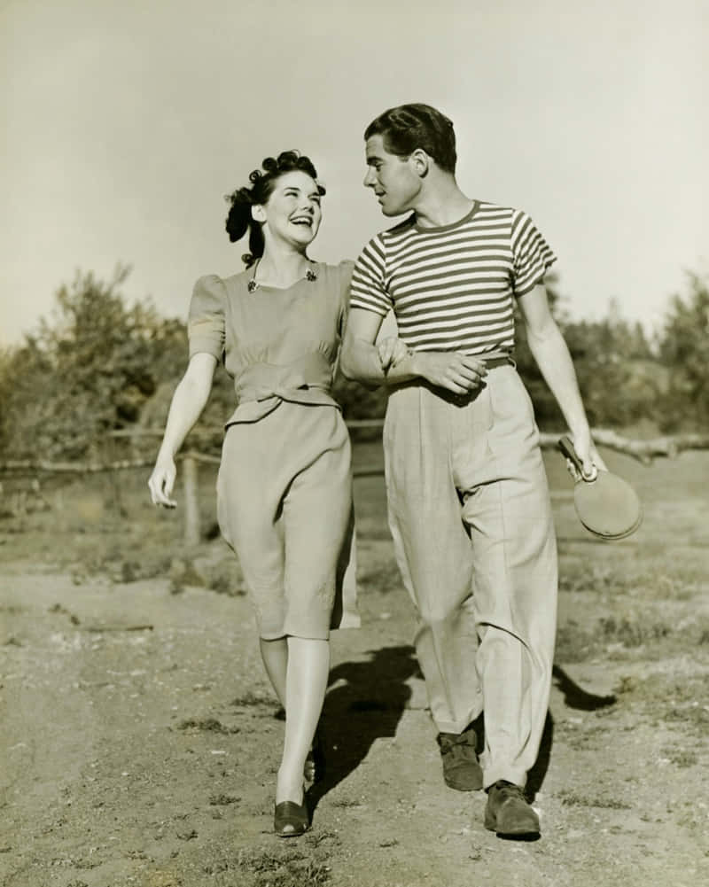 1940s couple, walking, classic attire, SD Phone Wallpaper