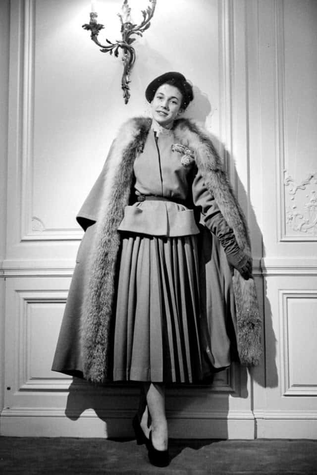 1940s elegancein furand pleats, fur-trimmed coat, pleated skirt, SD Phone Wallpaper