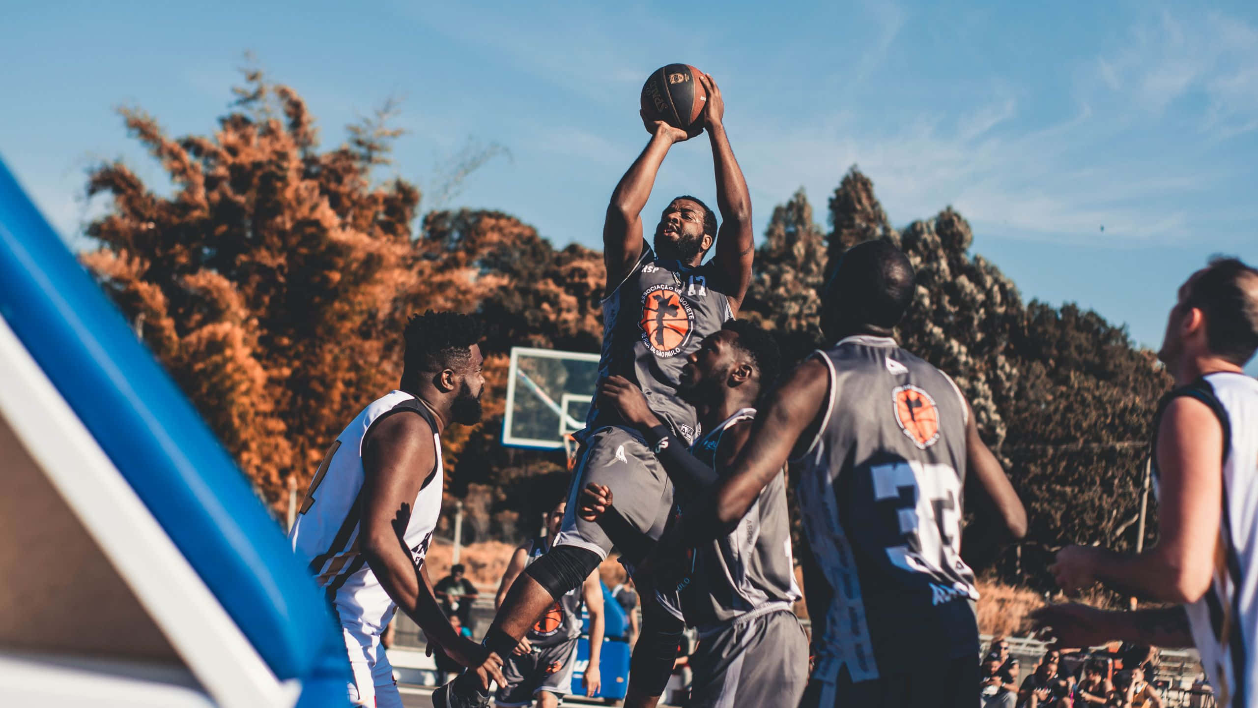 basketball player, leaps high to shoot, defenders, 2K Desktop Wallpaper
