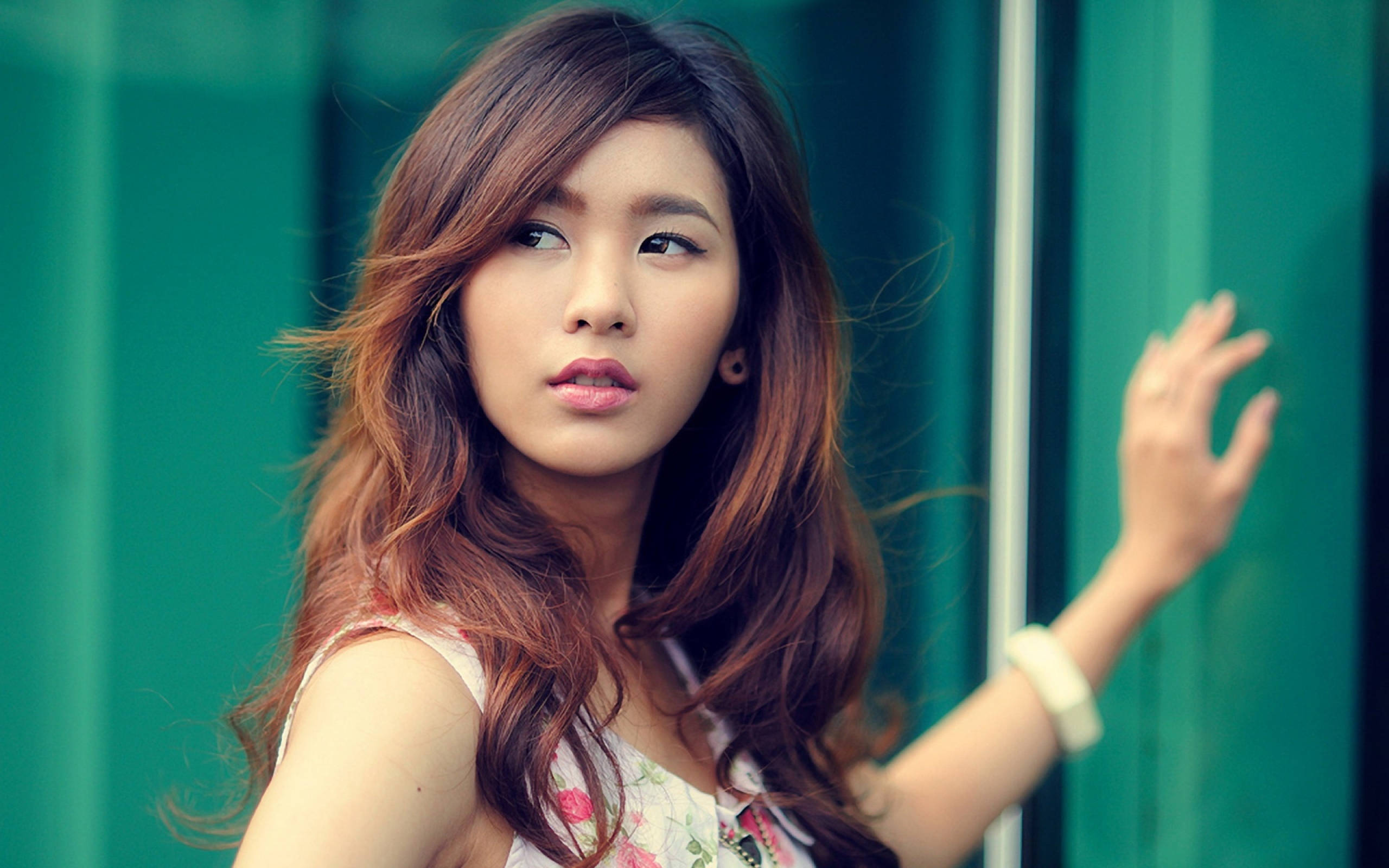 woman, wavy brown hair, vibrant green corrugated wall, 2K Desktop Wallpaper