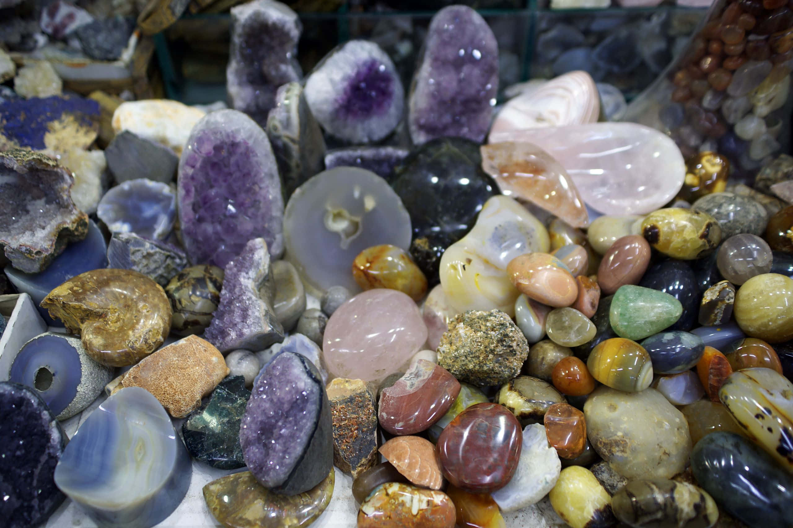 2560x1704, amethyst geodes, market stall, 2K Desktop Wallpaper