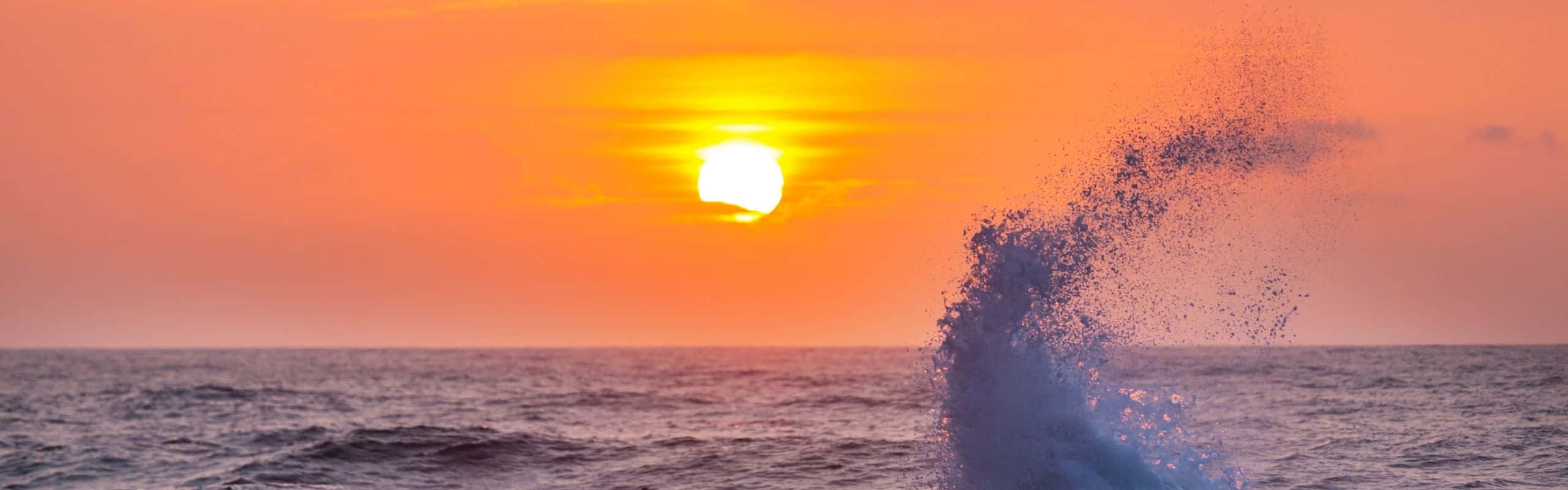 sunset, ocean, large wave, 2K Desktop Wallpaper