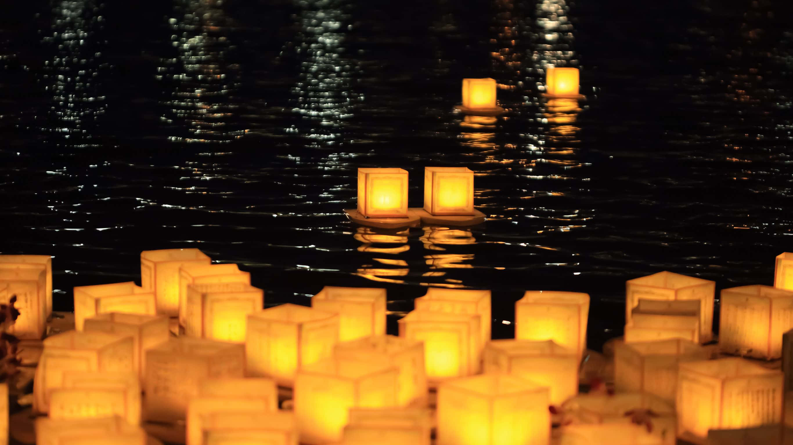 2732x1536, lanterns, dark water, 2K Desktop Wallpaper