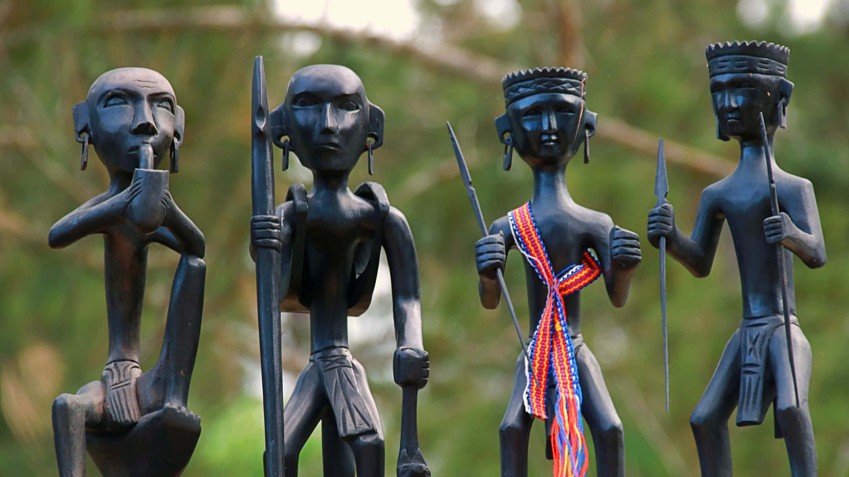 2732x1536, dark wooden tribal statues, blurred green background, 2K Desktop Wallpaper