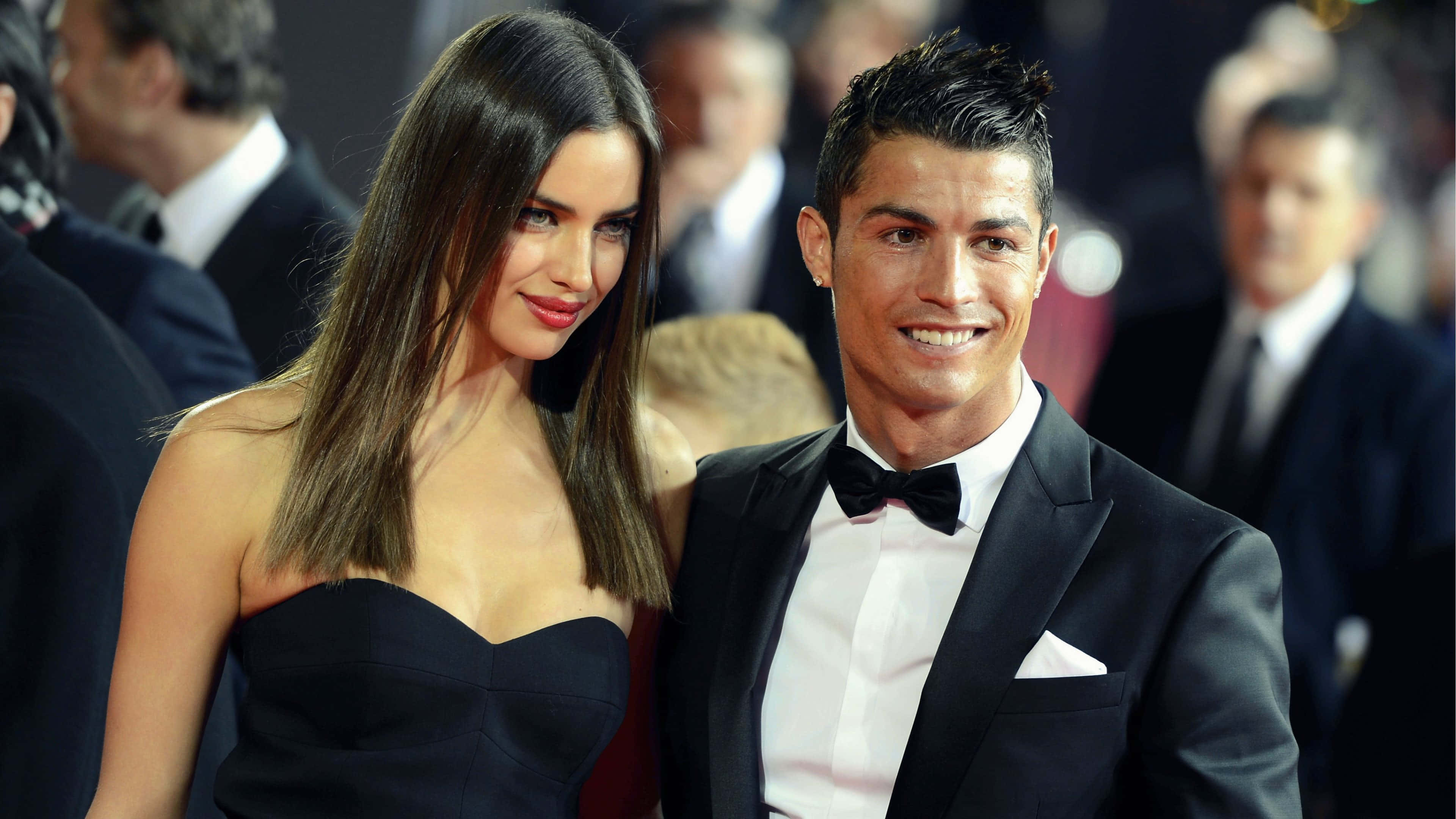 3840x2160 UHD 4K Desktop, red carpet event, smiling couple, 4K Desktop Wallpaper