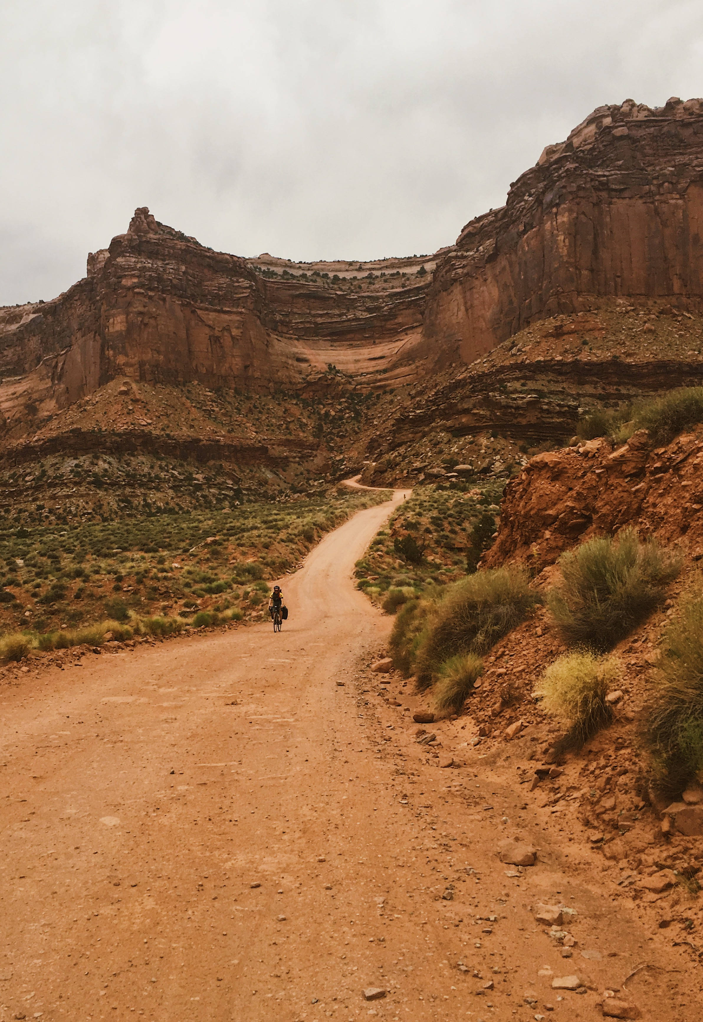 iPhone 13, wooden table, red rock canyon, 2K Phone Wallpaper