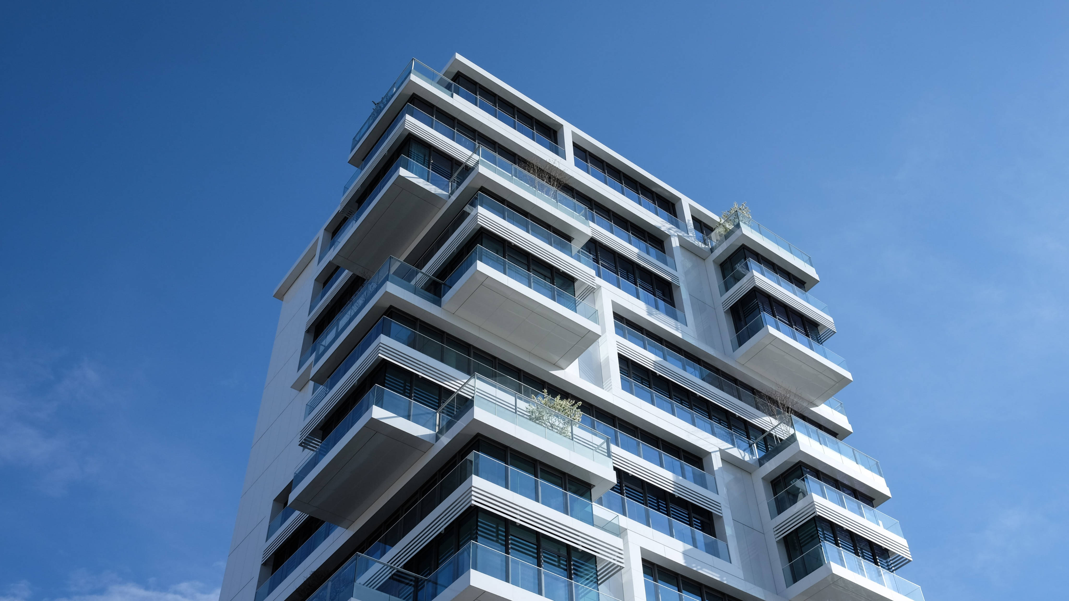 4K Architecture, glass balconies, modern white high-rise apartment building, 4K Desktop Wallpaper