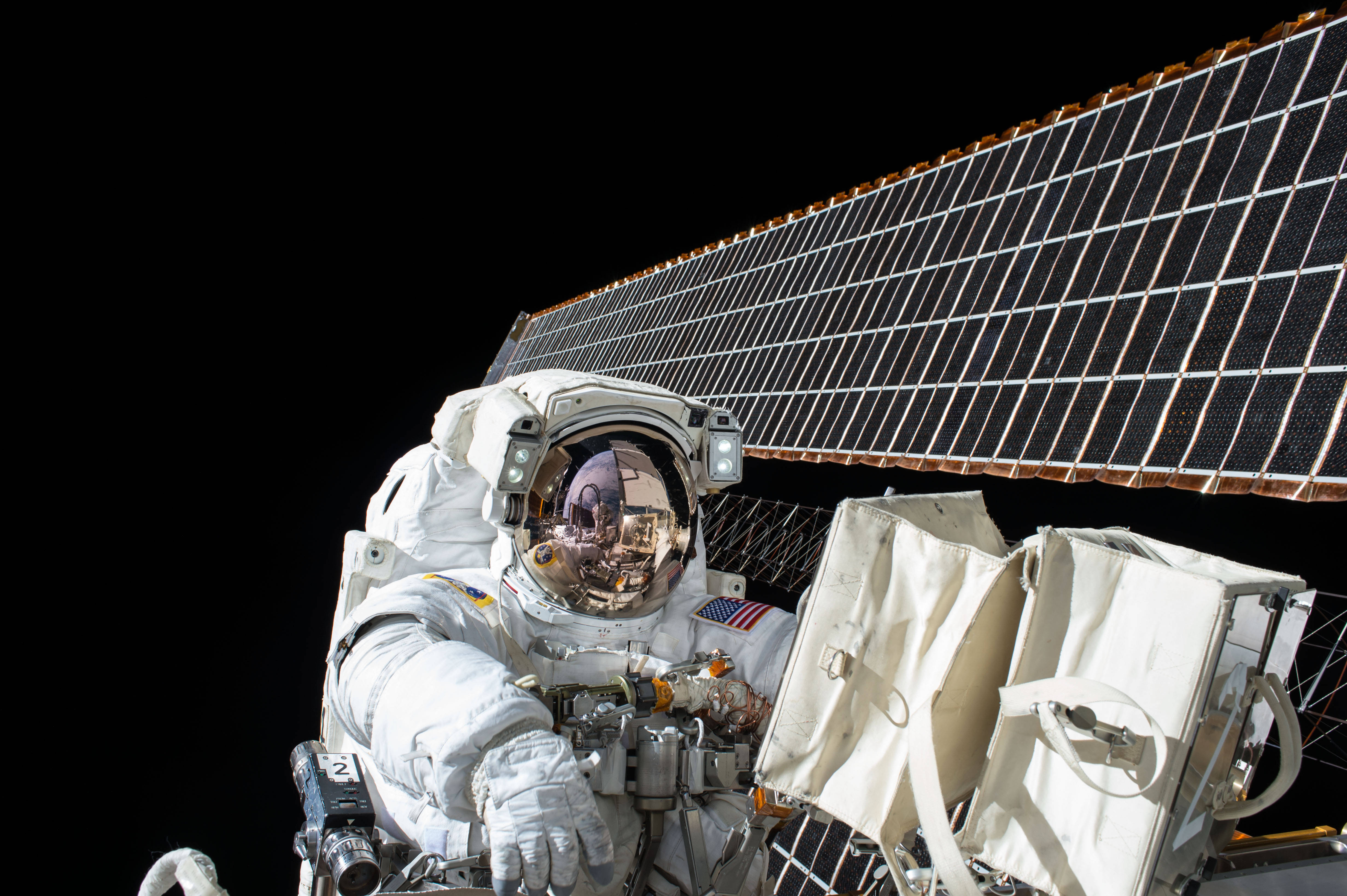 astronaut, white spacesuit, spacecraft with solar panels, 4K Desktop Wallpaper