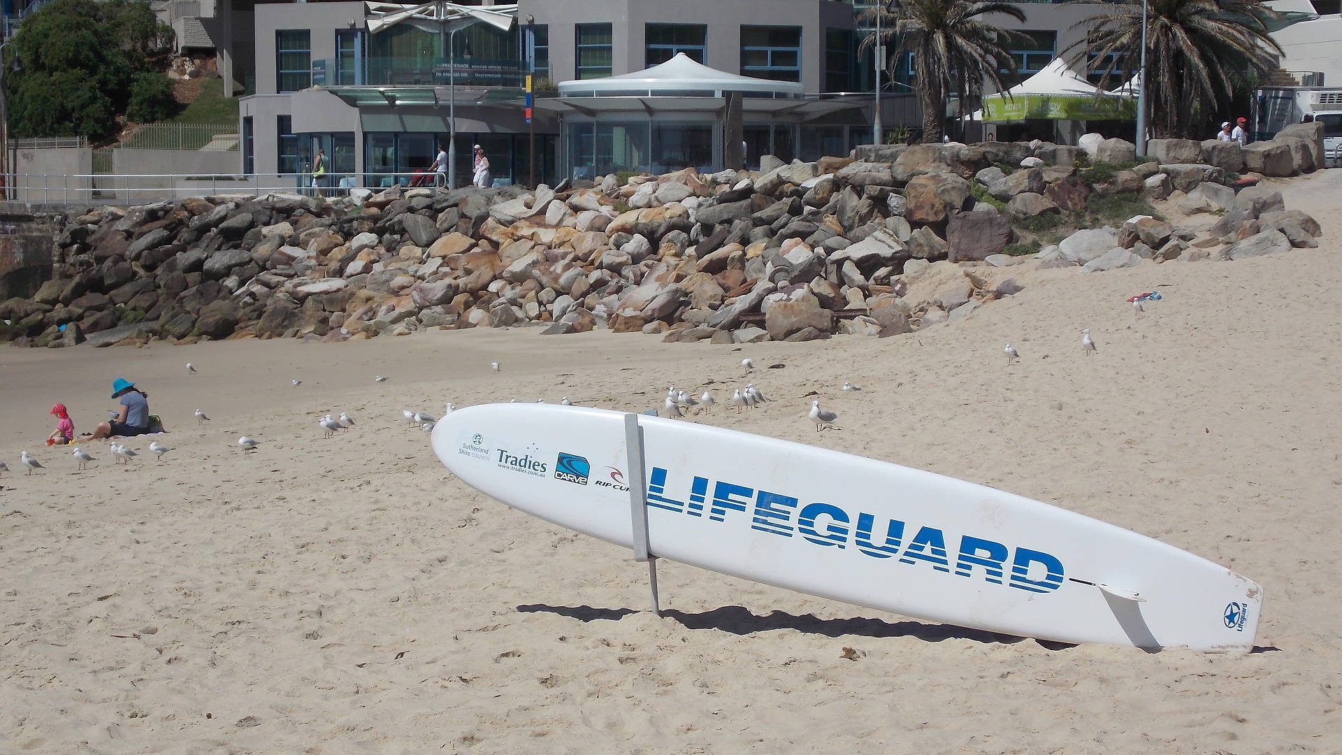 white lifeguard surfboard, sunny beach, rocky cliffs, Full HD Desktop Wallpaper