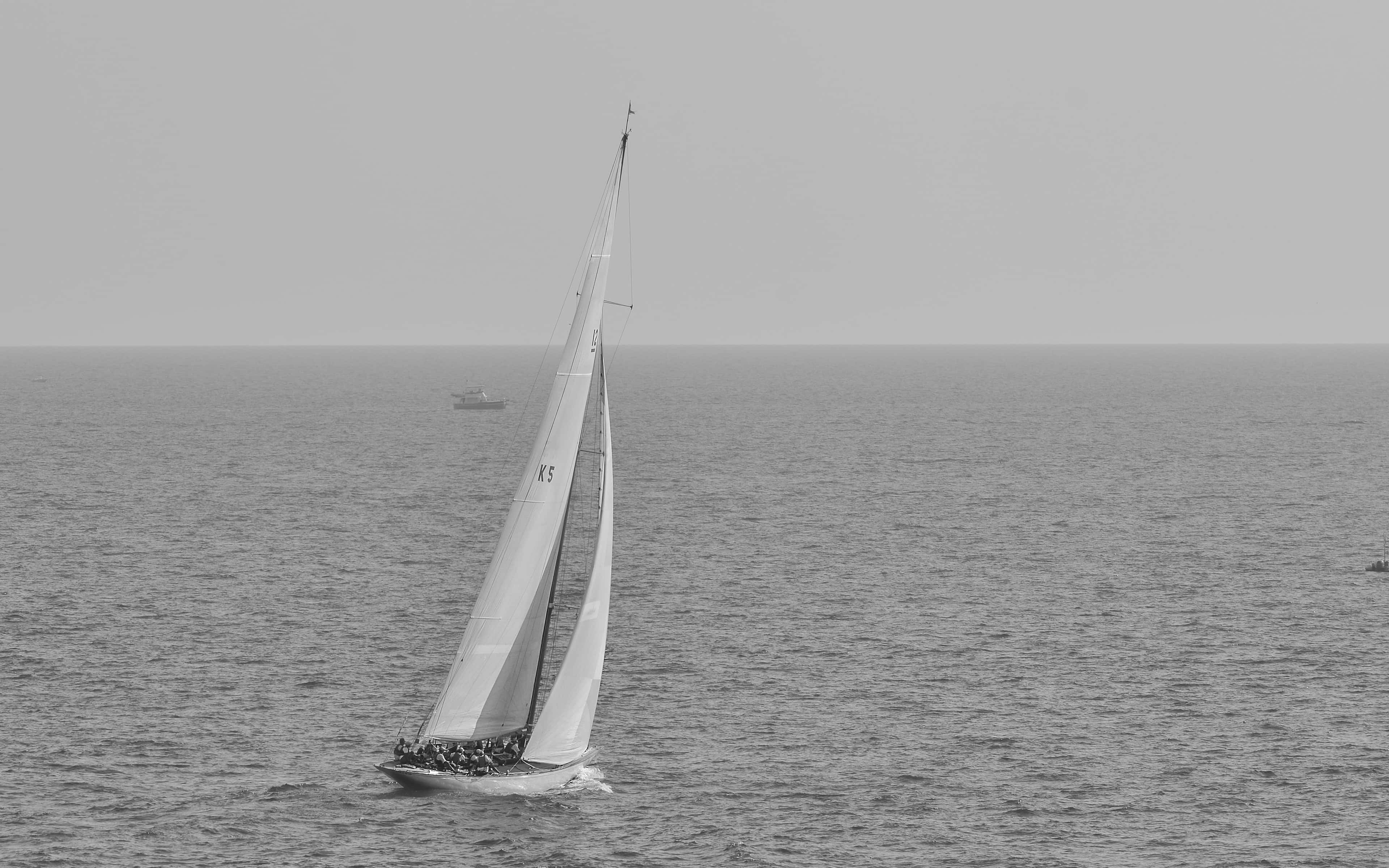sailing yacht, monochrome ocean scene, calm waters, 4K Desktop Wallpaper