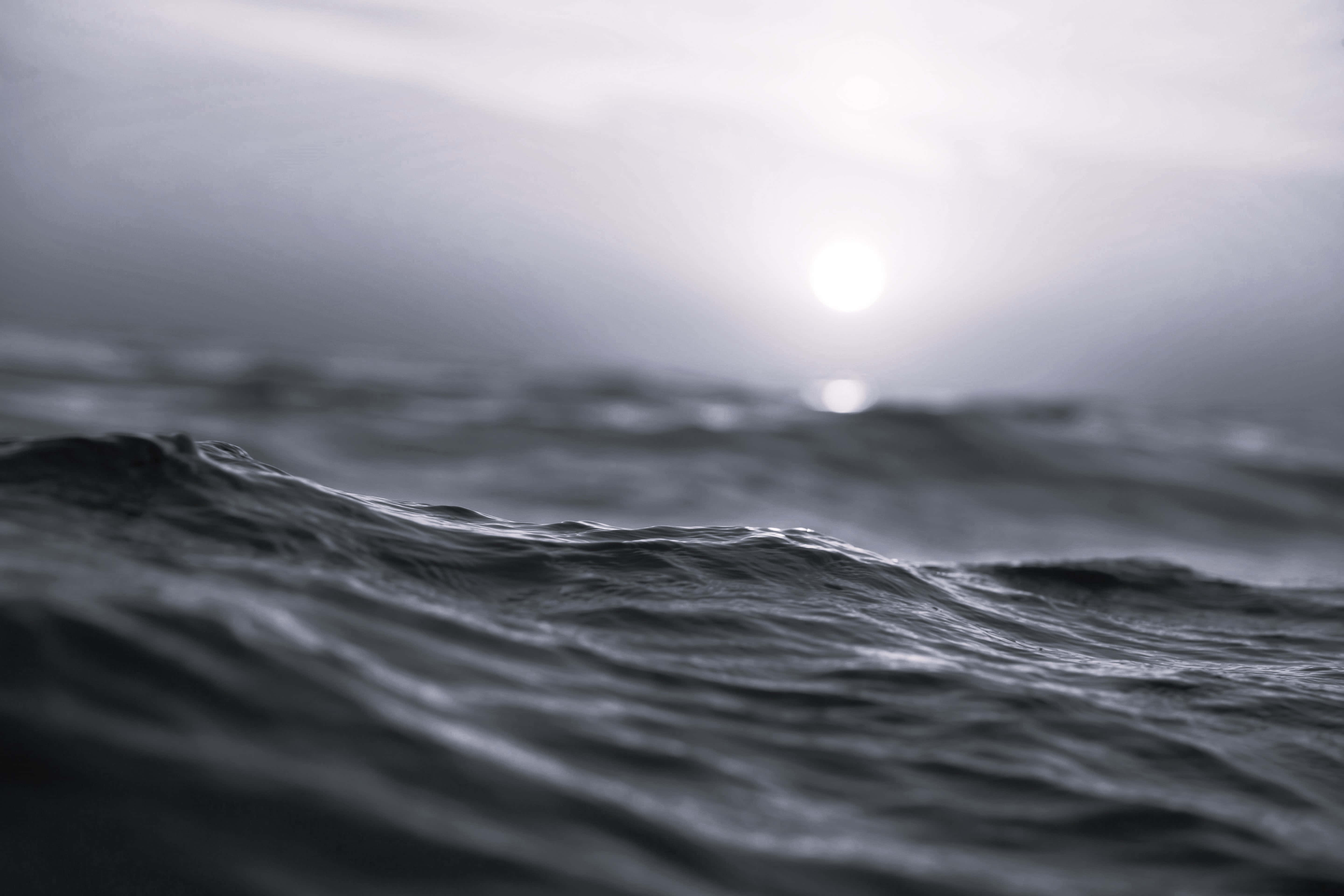monochrome ocean sunset, churning ocean waves, hazy sky, 5K Desktop Wallpaper
