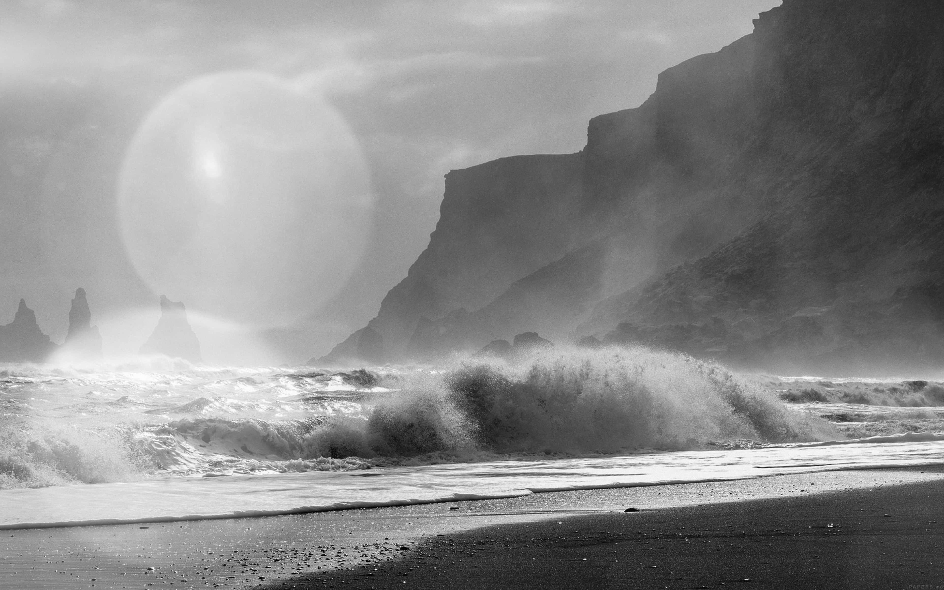 monochrome, seascapewith sun halo, dark volcanic beach, 4K Desktop Wallpaper