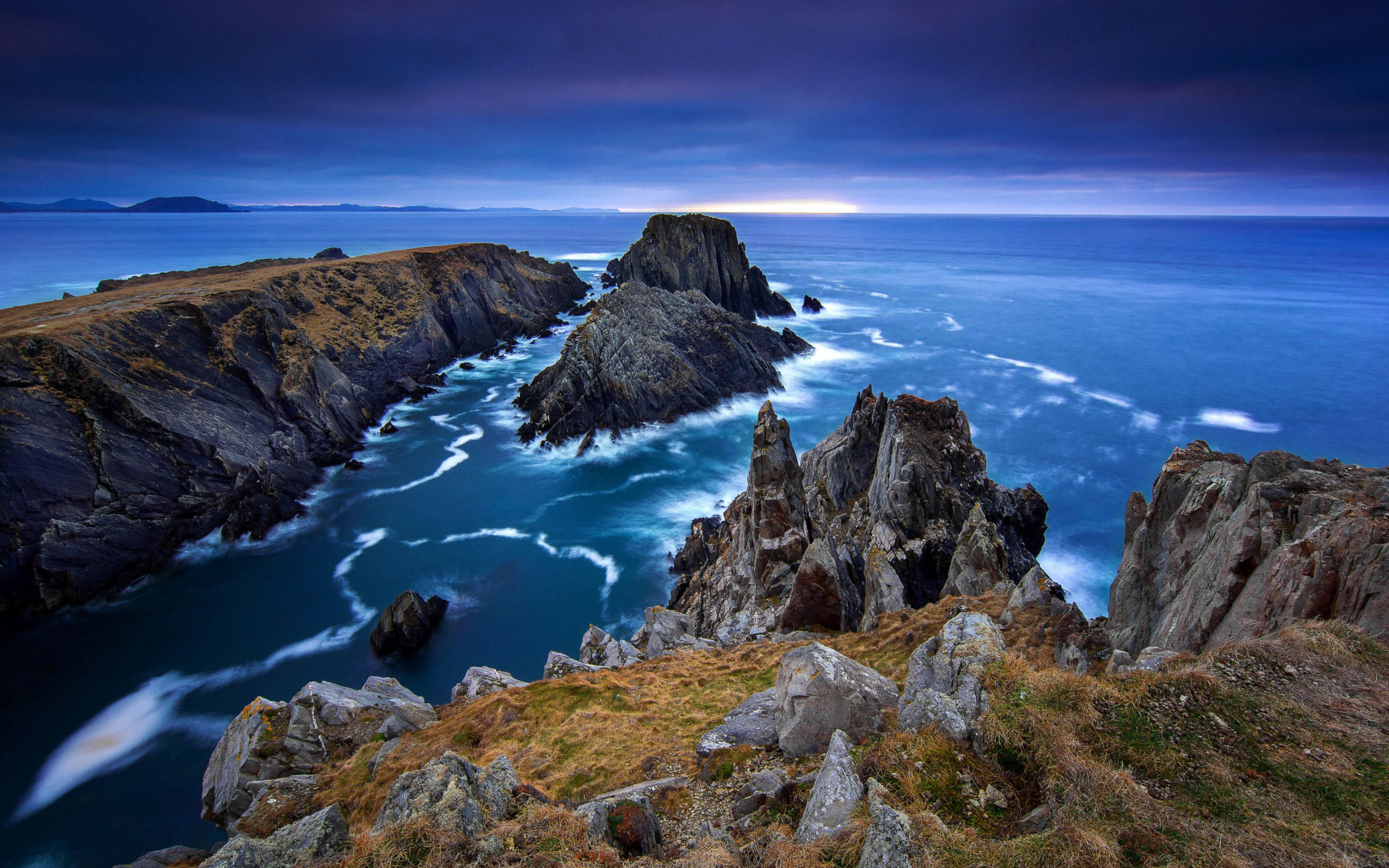 4K Computer, jagged sea cliffs, crashing waves, 4K Desktop Wallpaper