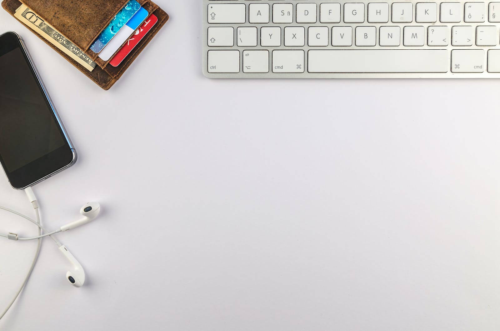 4K Computer, minimalist white desk, keyboard, HD Desktop Wallpaper