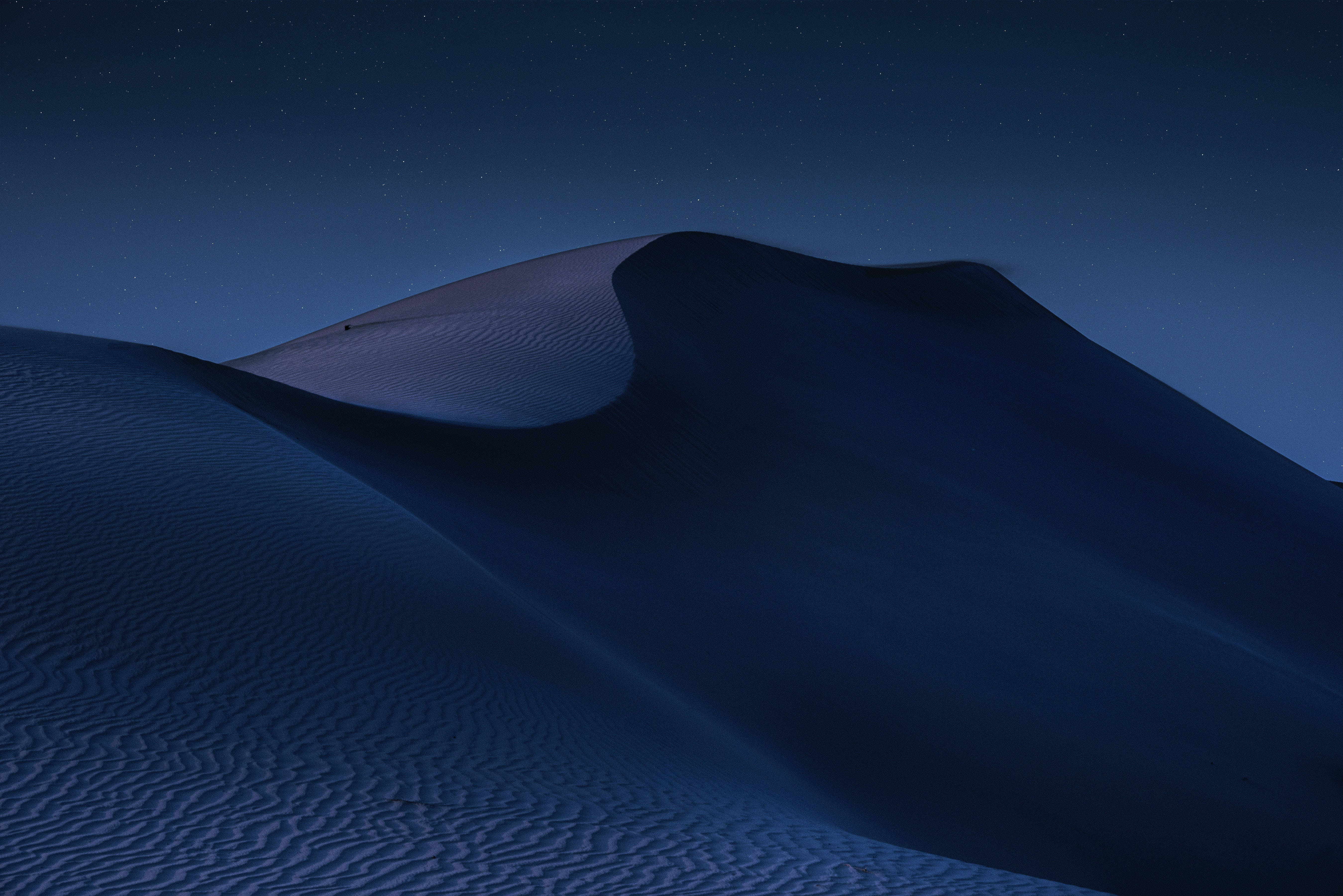 desert dune, starry night sky, soft blue lighting, 5K Desktop Wallpaper
