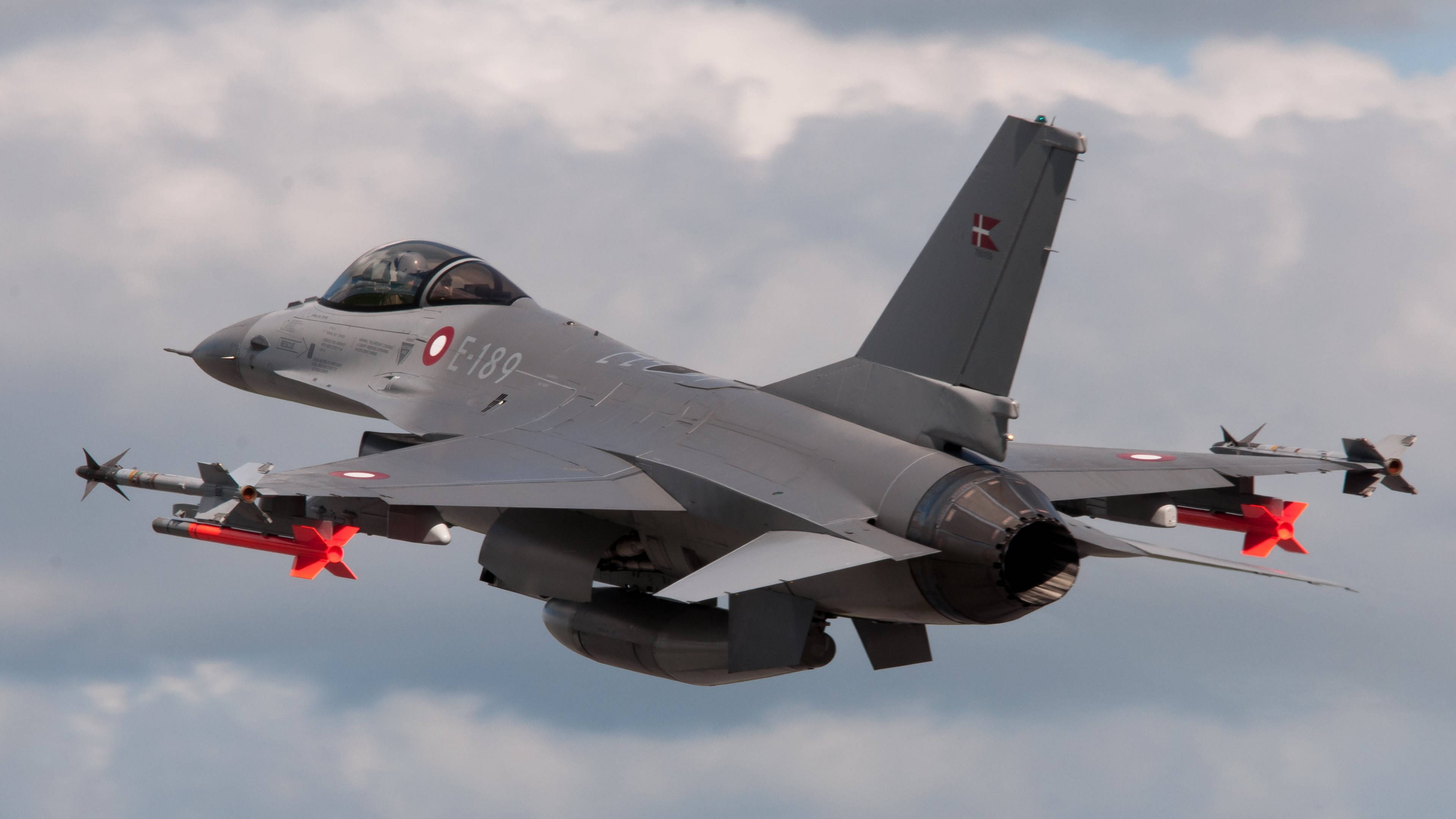 US military fighter plane, gray fighter jet, red-tipped missiles, 4K Desktop Wallpaper