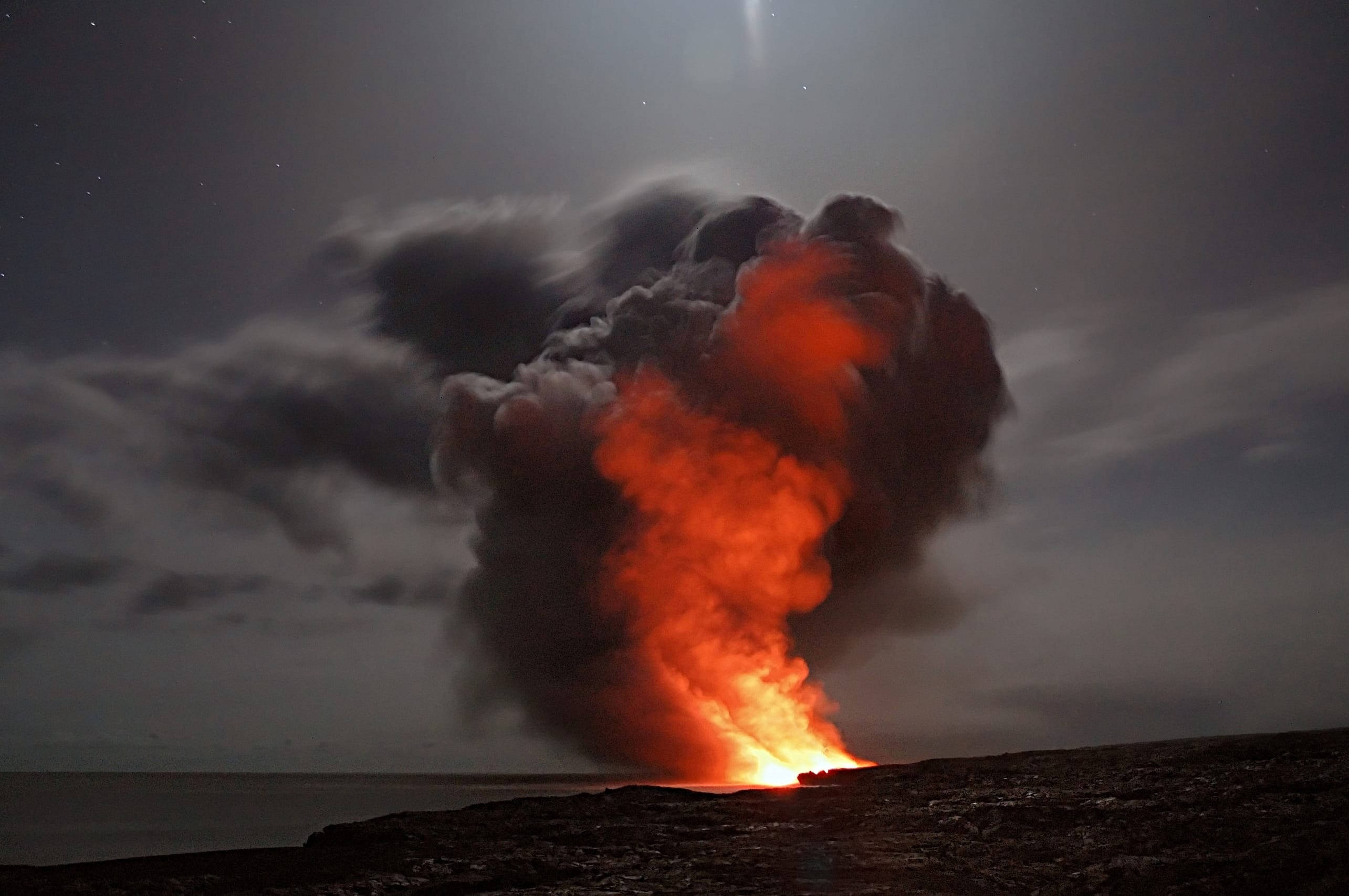 Seaside 4K Fire, volcanic eruption, fiery plume, 2K Desktop Wallpaper
