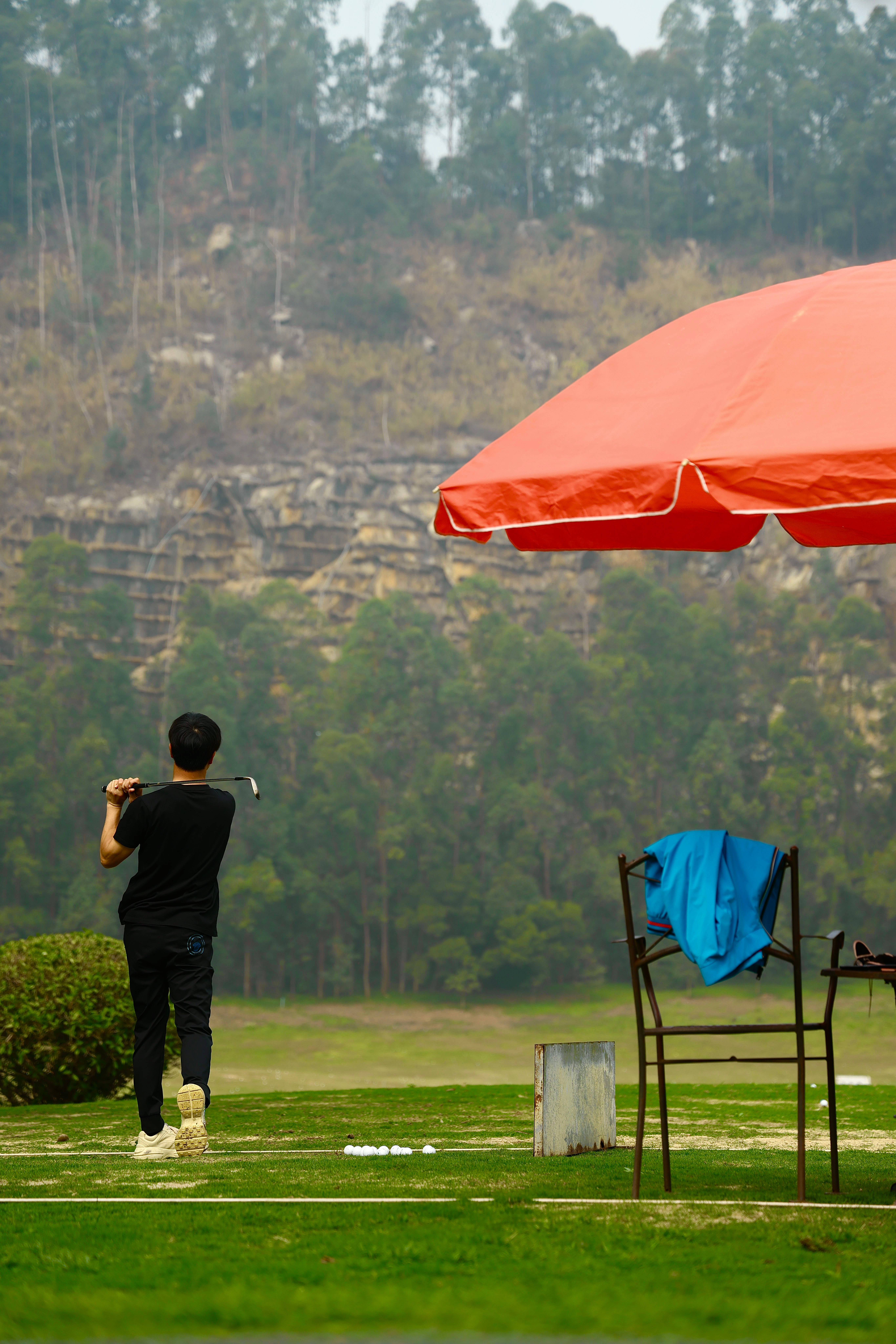 4K Golf Course, golfer in black, bright red umbrella, 8K Phone Wallpaper
