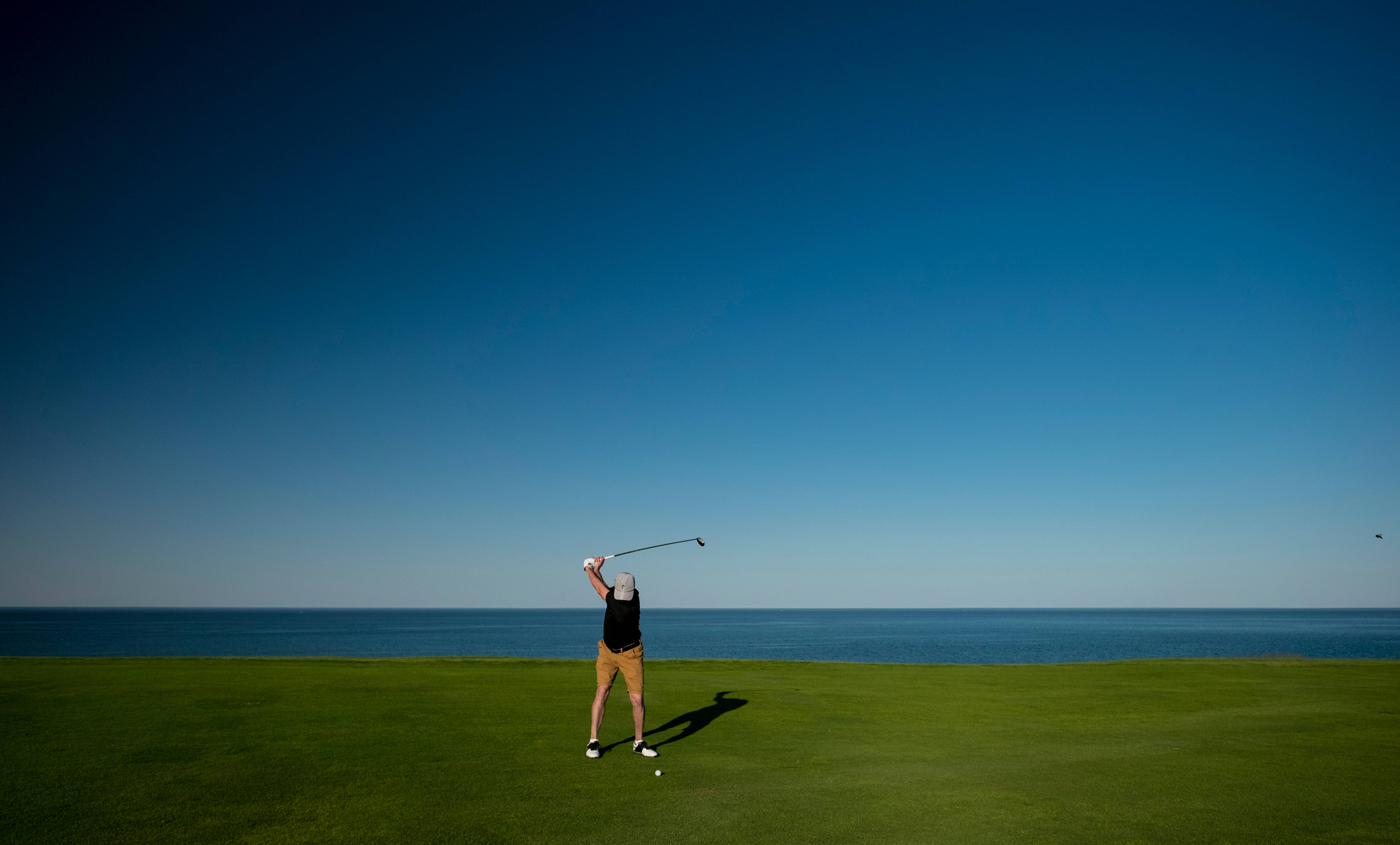 golfer, sunrise, lush green course, 4K Desktop Wallpaper