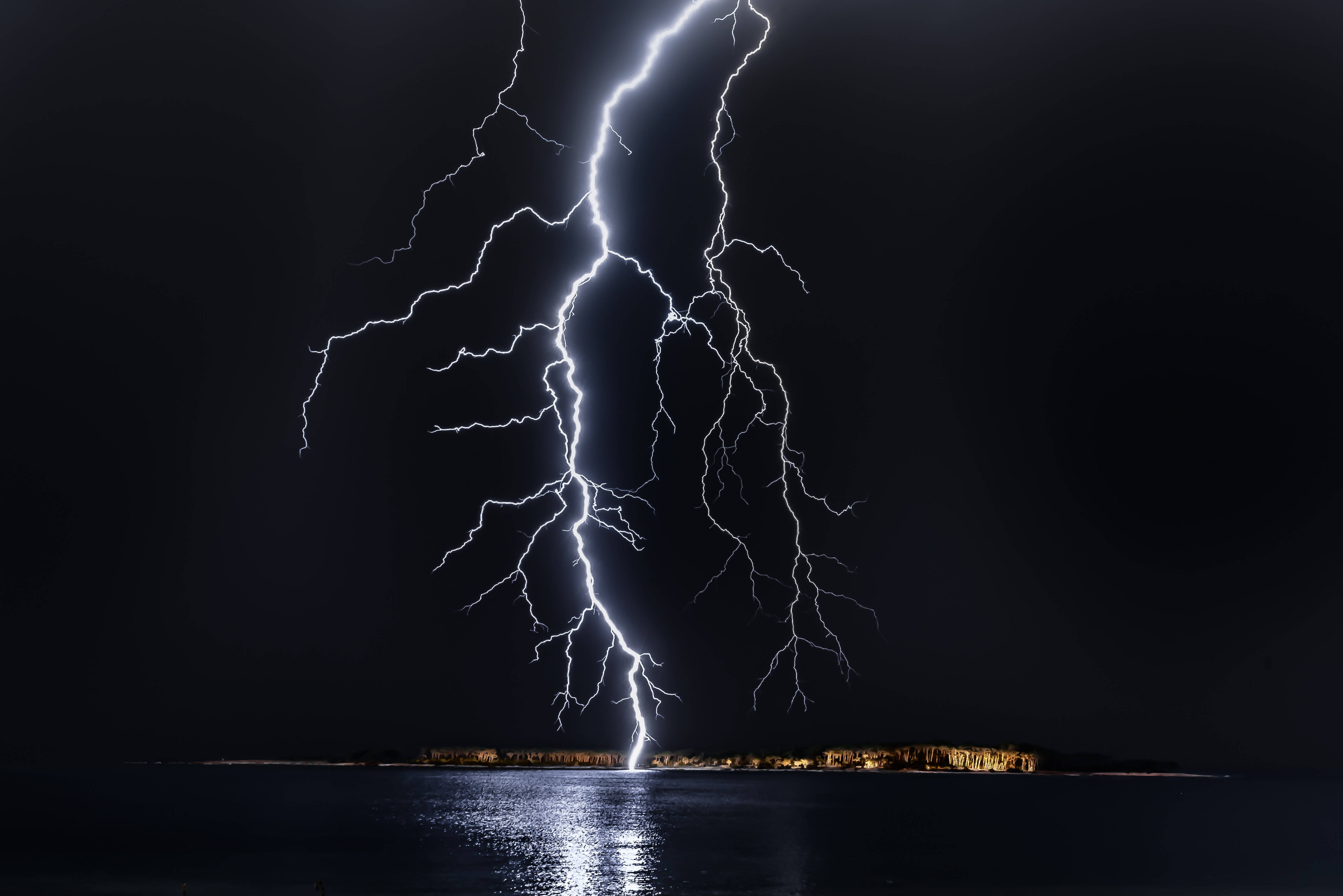 4K HD Laptop, lightning, water, 5K Desktop Wallpaper