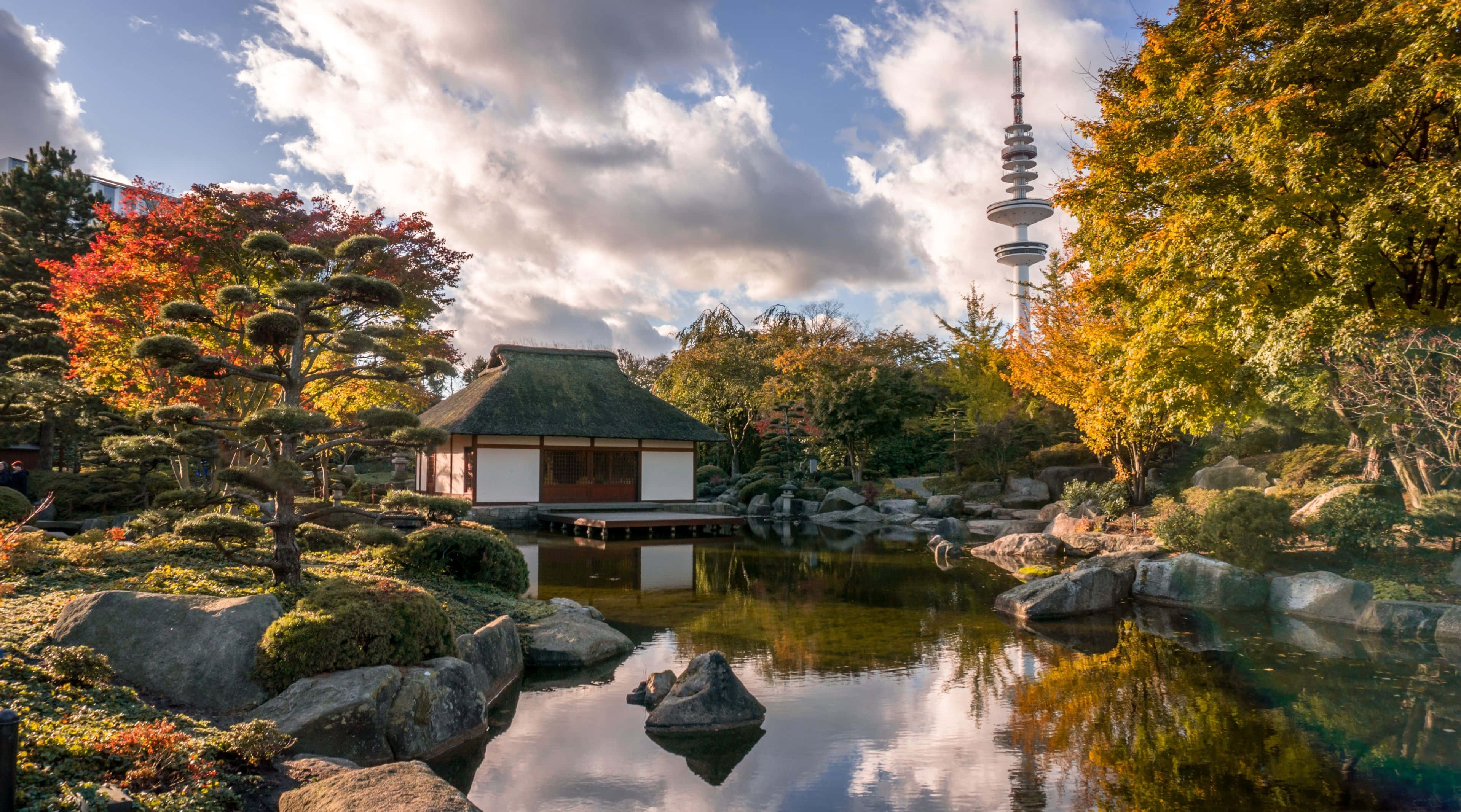 4K HDR, Japanese garden pond, autumn trees, 2K Desktop Wallpaper