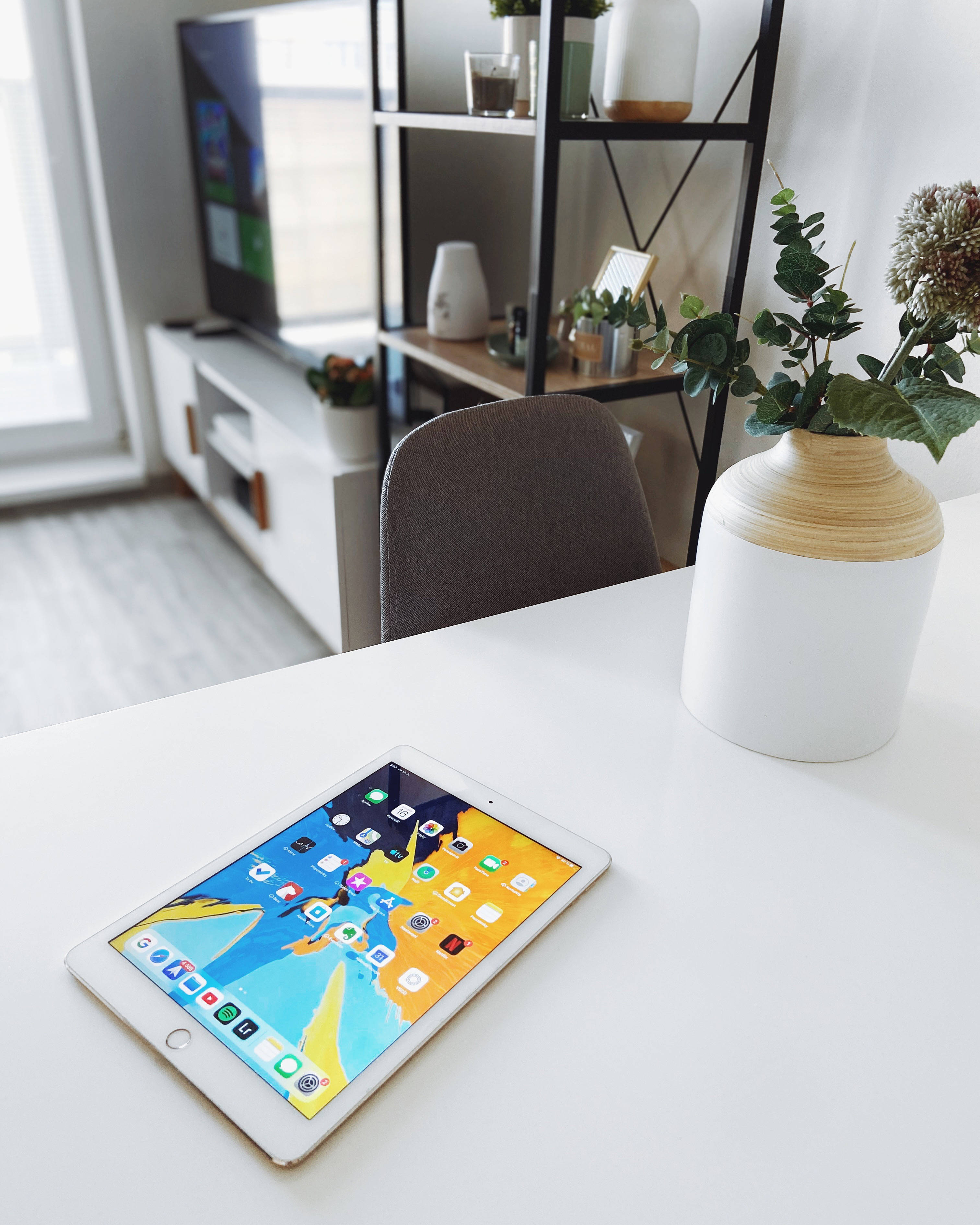 4K iPad, white desk, wooden vase, 2K Phone Wallpaper