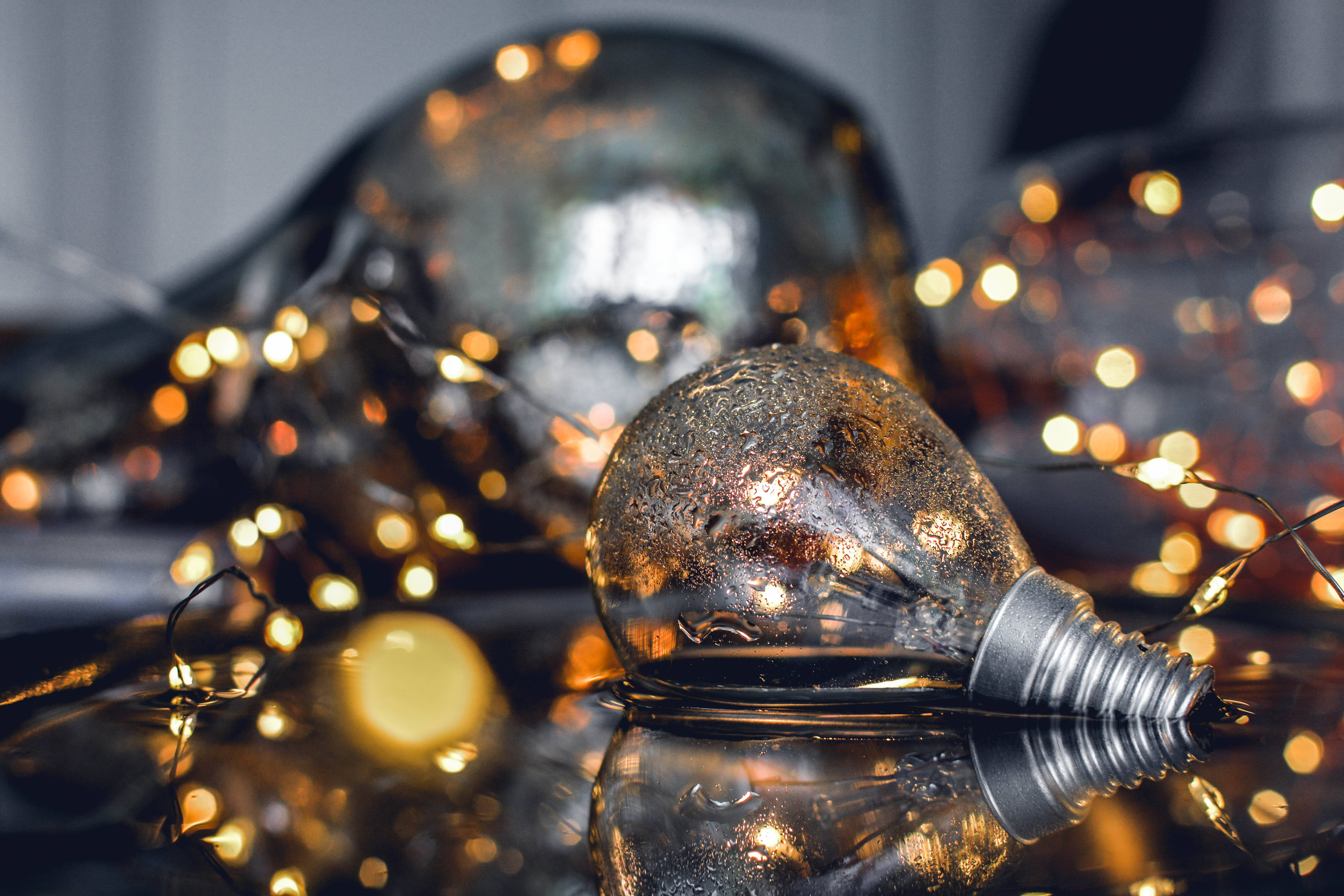 4K iPhone, vintage light bulb, reflective surface, 5K Desktop Wallpaper