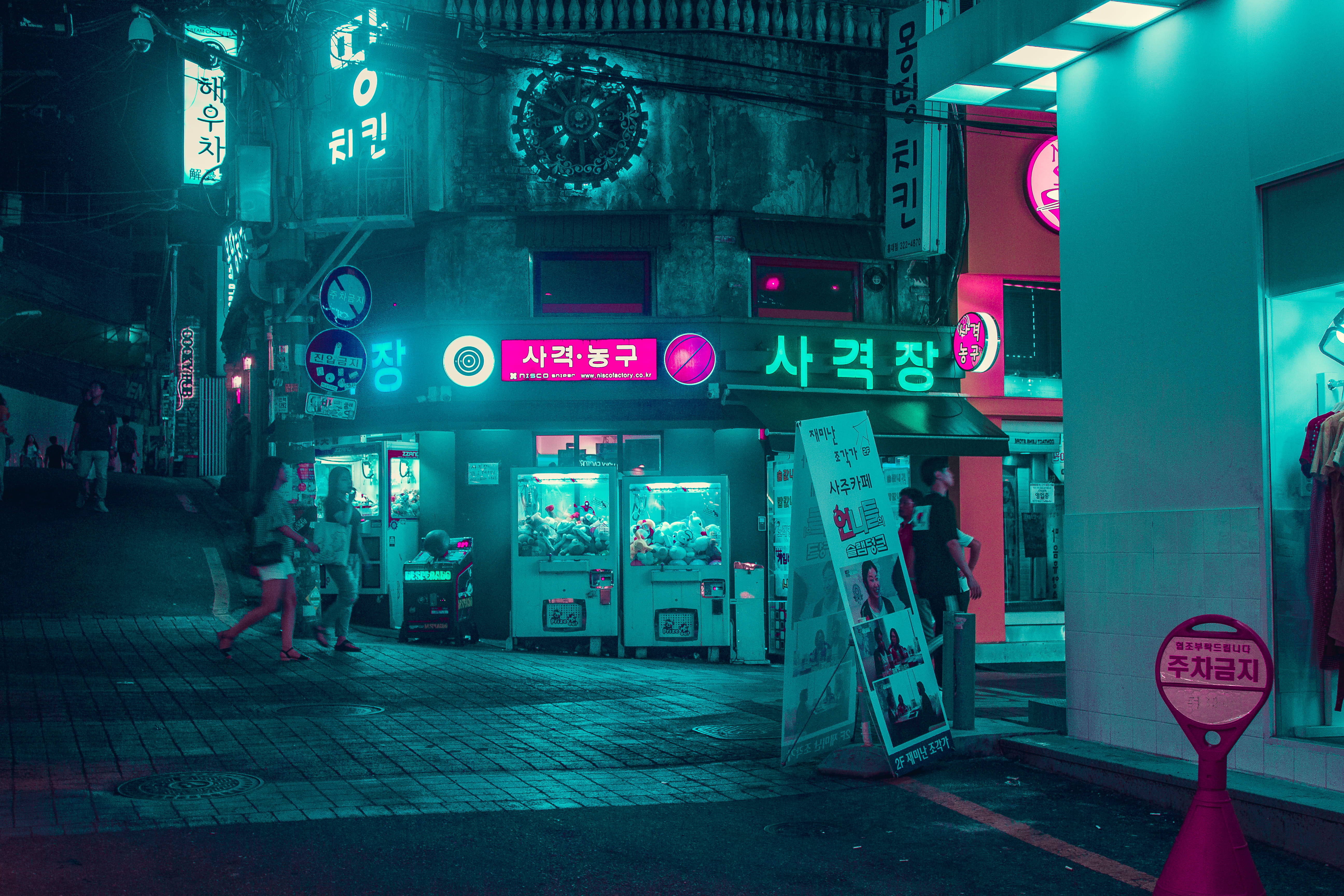 neon-lit Korean alley, glowing signs, claw machines, 5K Desktop Wallpaper