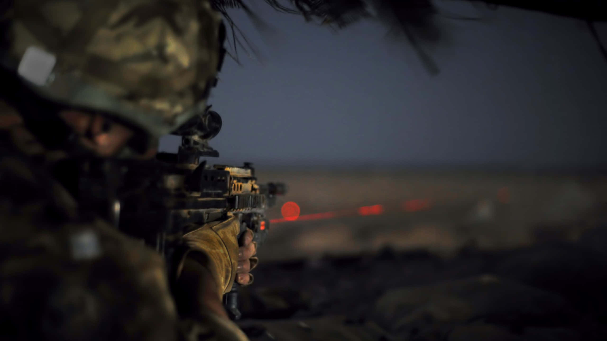 camouflage fatigues, rifle, red laser sight, 2K Desktop Wallpaper