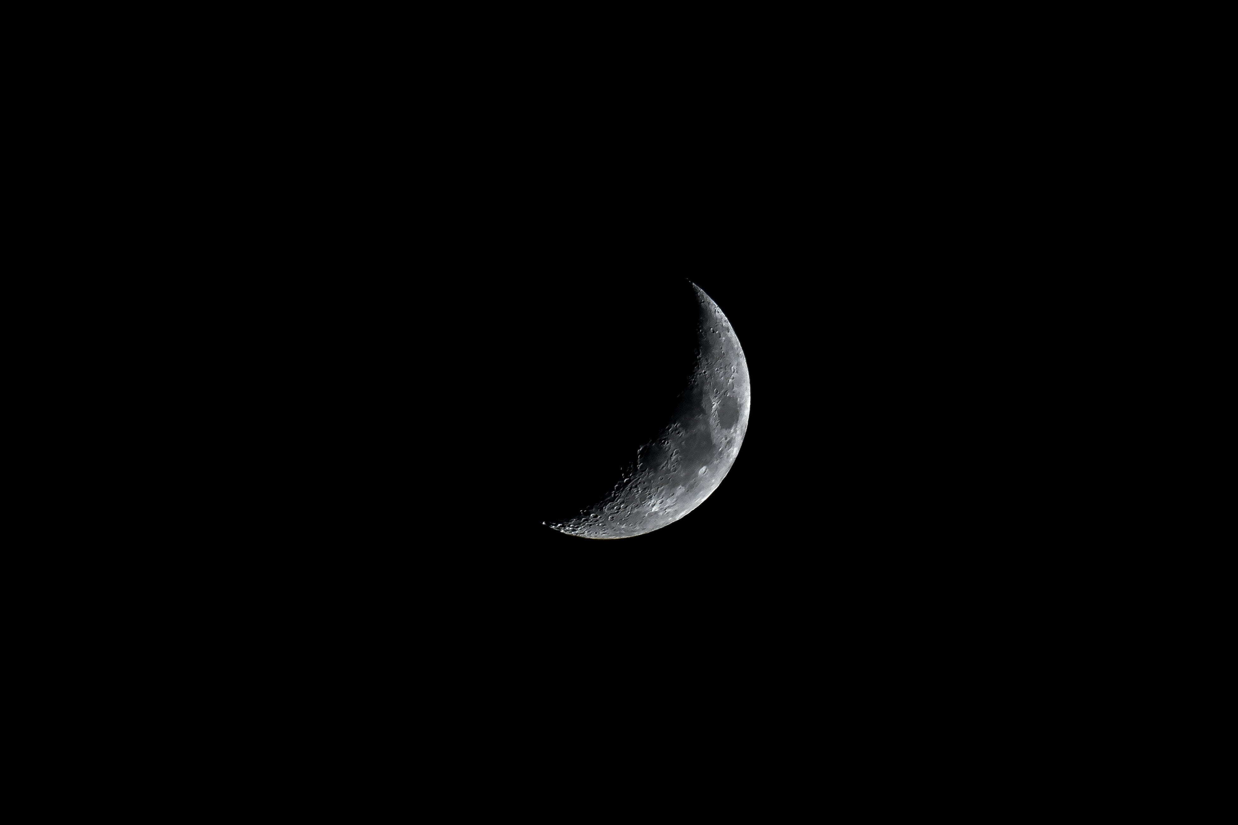 minimalist moon, crescent moon, pitch-black sky, 4K Desktop Wallpaper