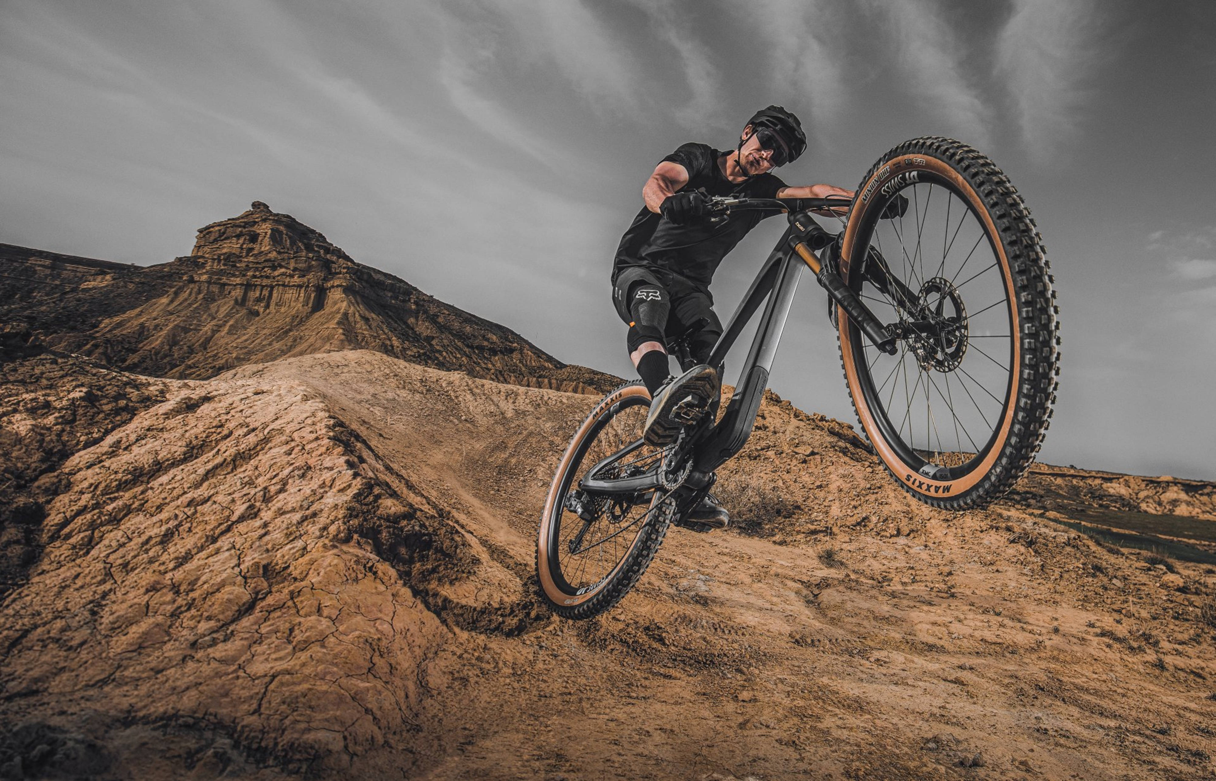 back unweighting 4k mountain bike, black gear, rugged dirt trail, 4K Desktop Wallpaper