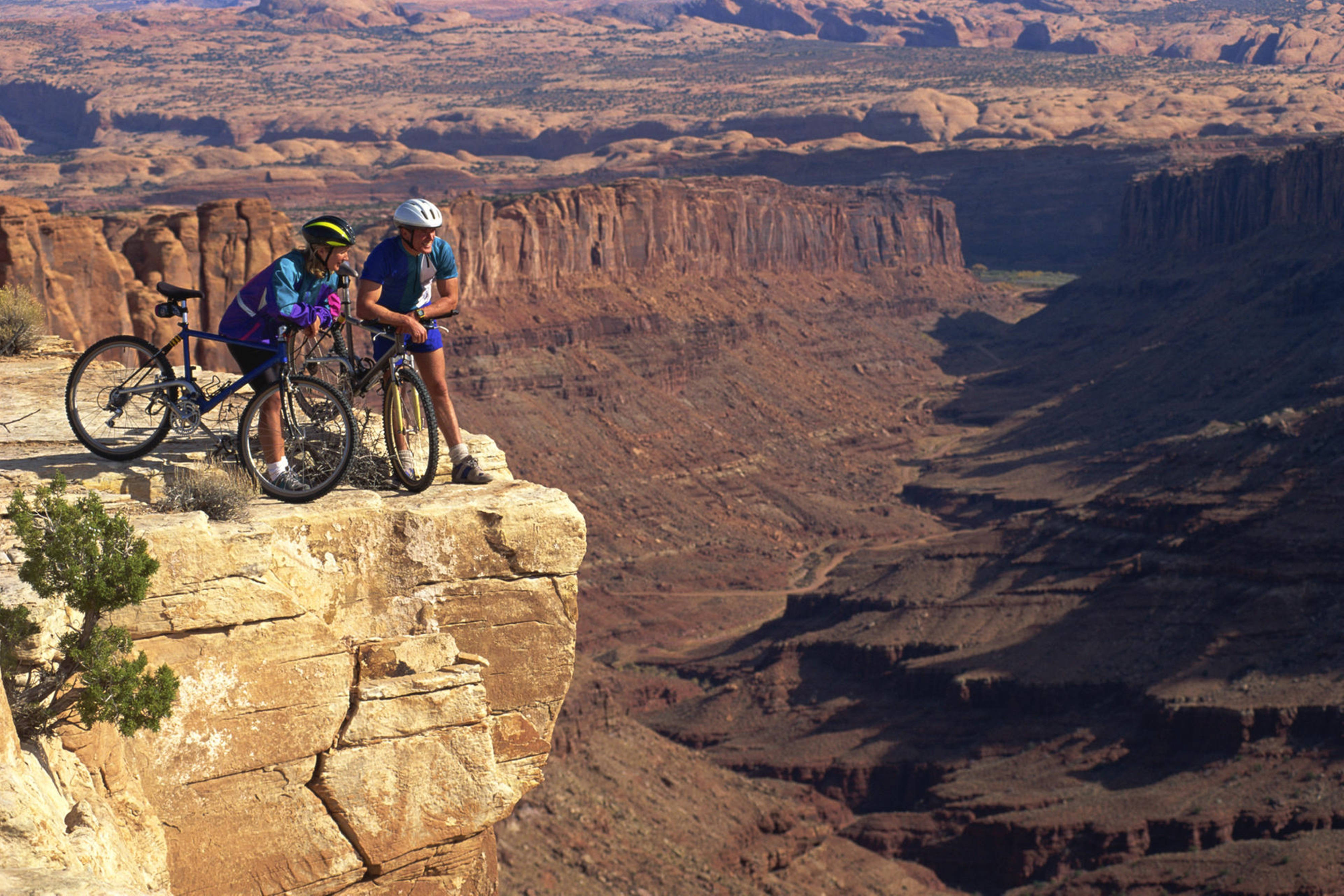 4K Mountain Bike, two men, cliff edge, 4K Desktop Wallpaper