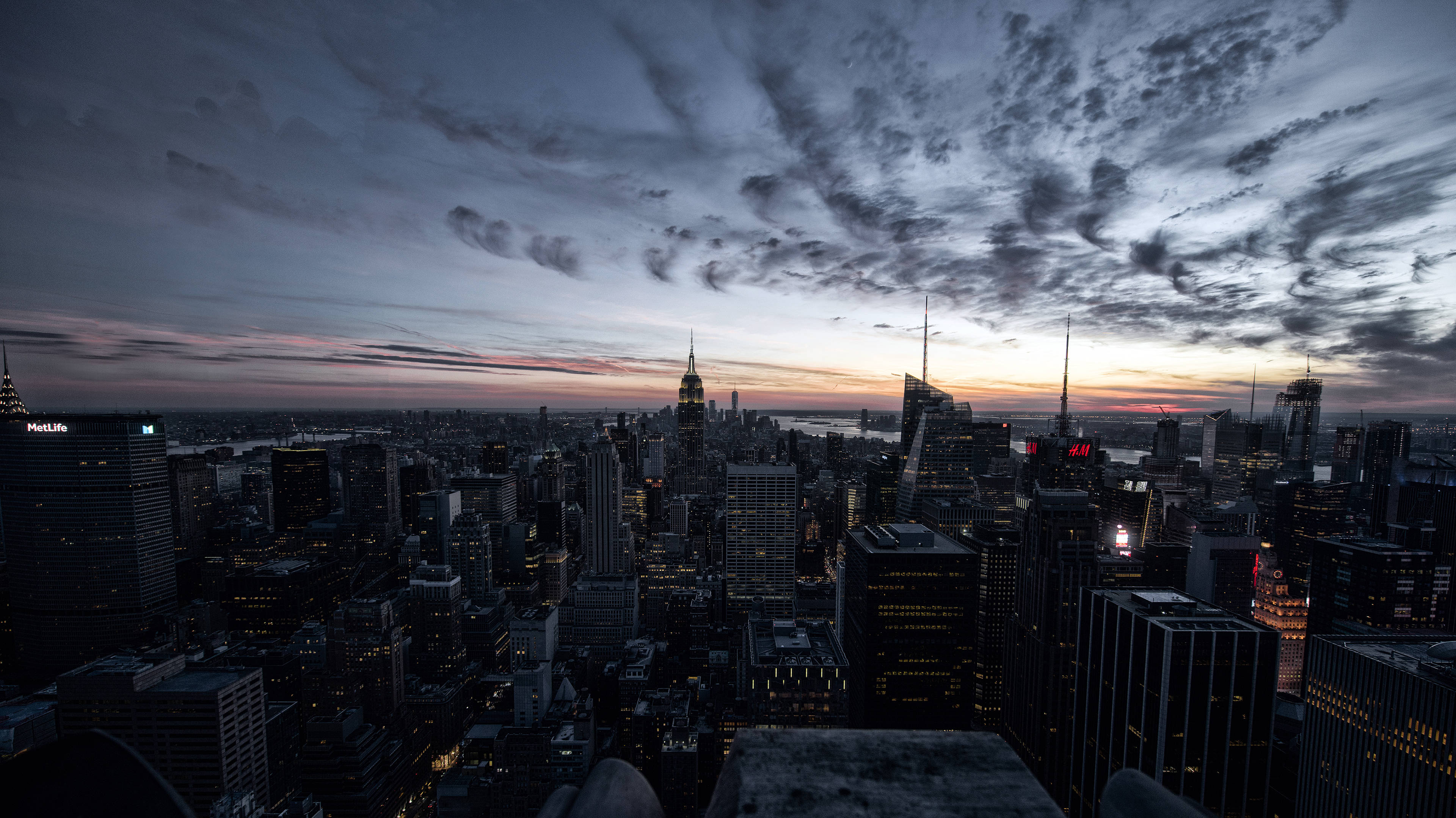 New York City, twilight sky, streaked clouds, 4K Desktop Wallpaper