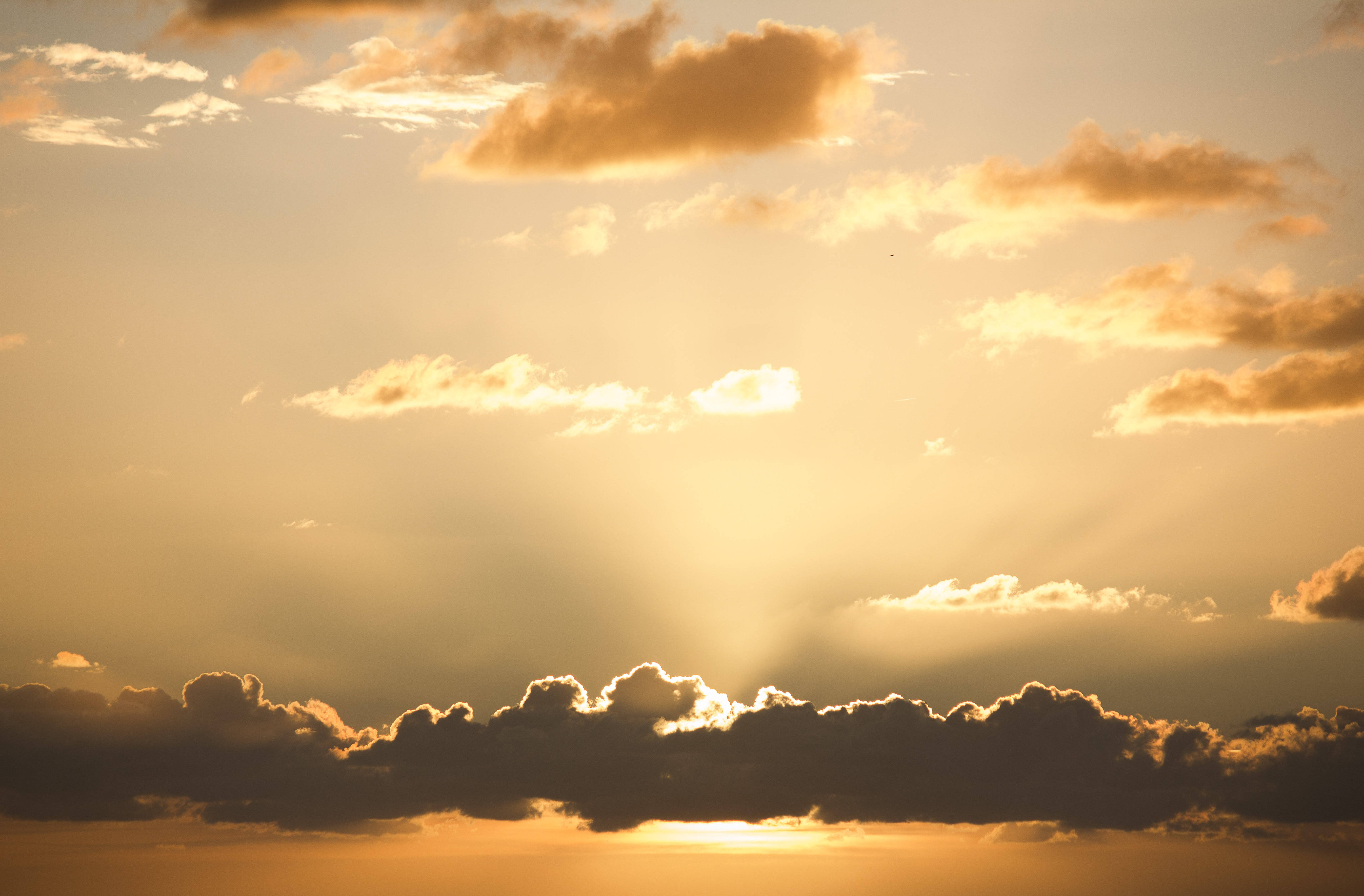 Golden Heavy Clouds 4K Sky, Golden sun rays, scattered clouds, 5K Desktop Wallpaper