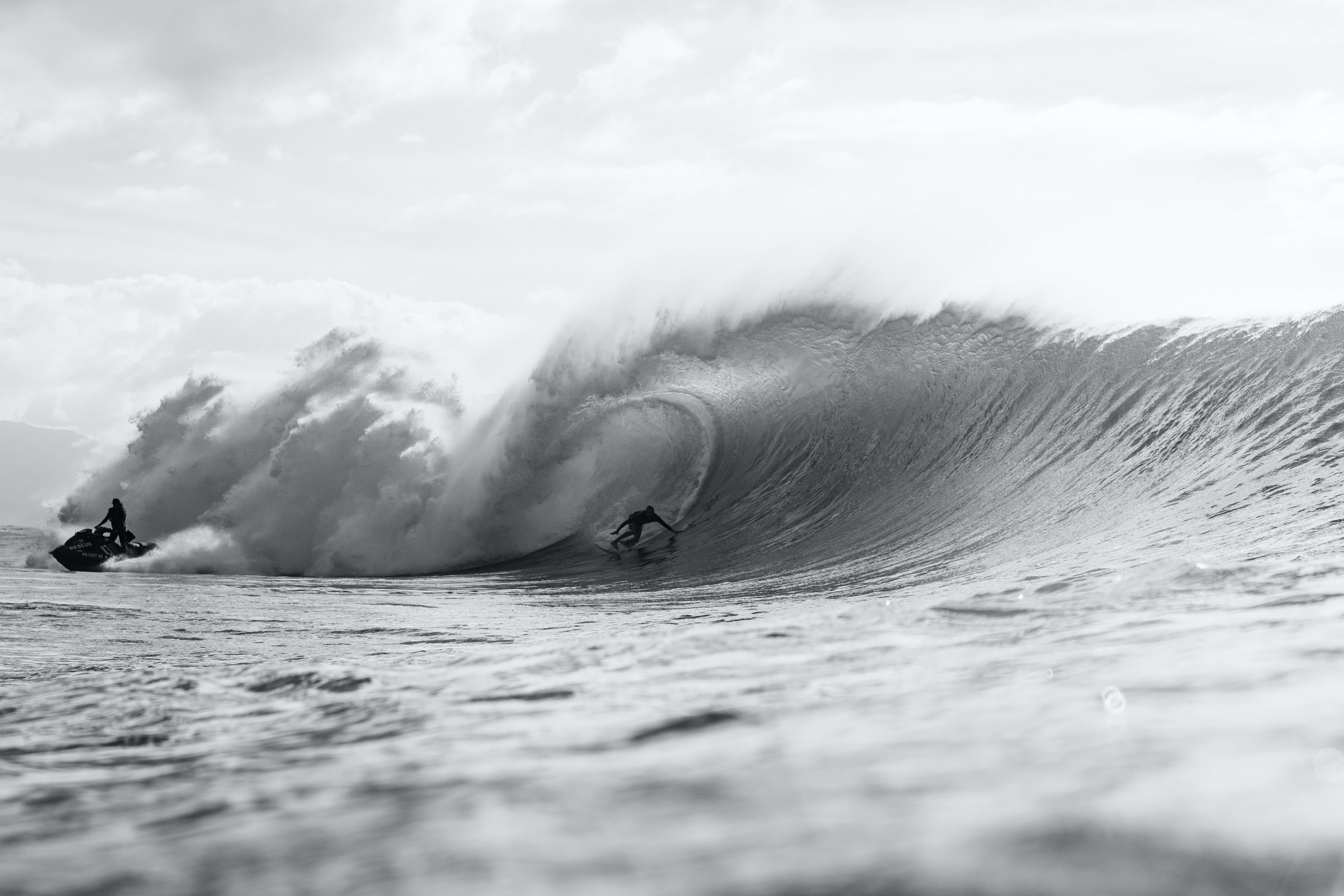 4K Tablet, surfer, massive curling wave, 5K Desktop Wallpaper