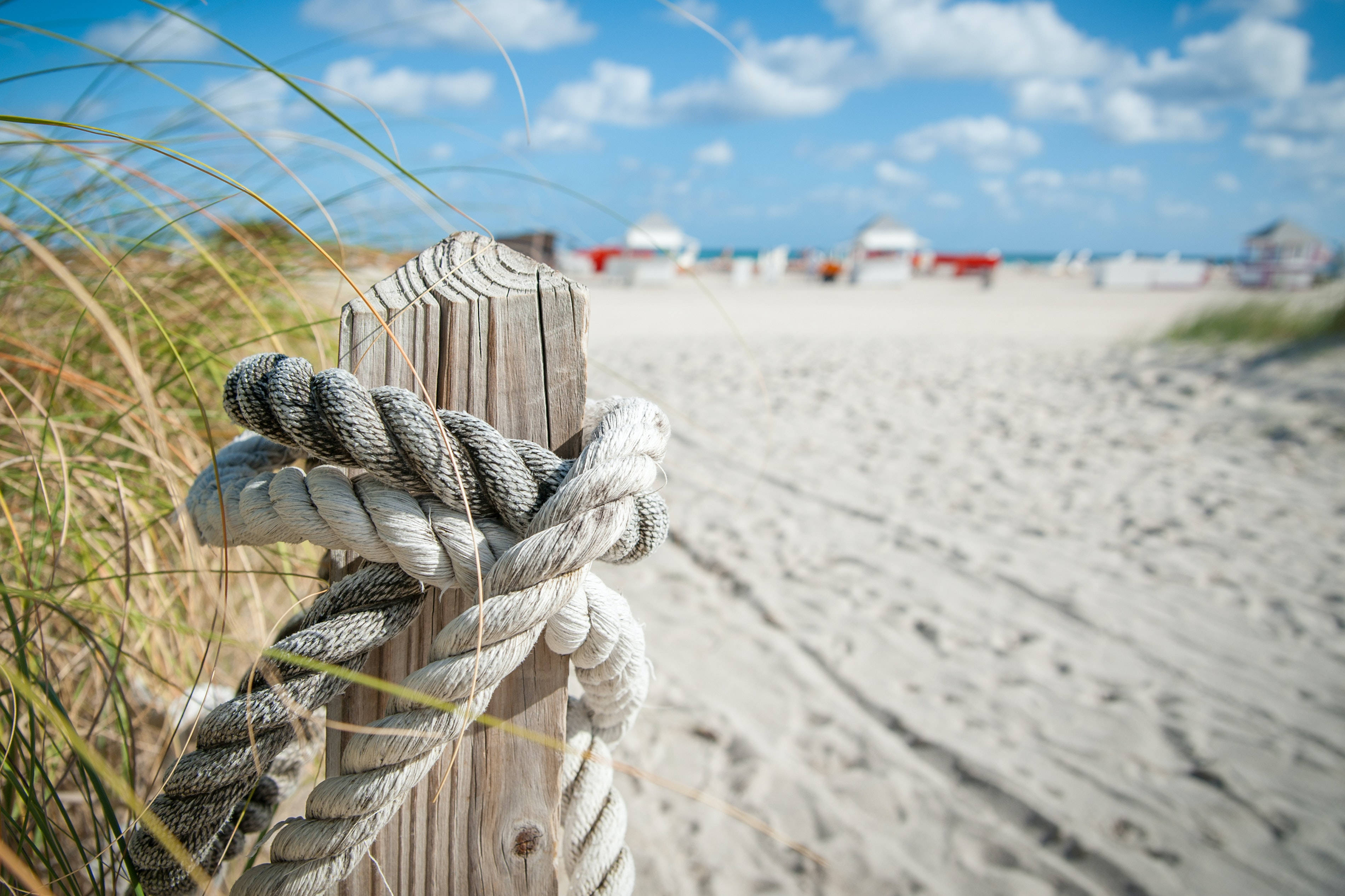 4K Ultra HD Beach, wooden post, weathered rope, 2K Desktop Wallpaper