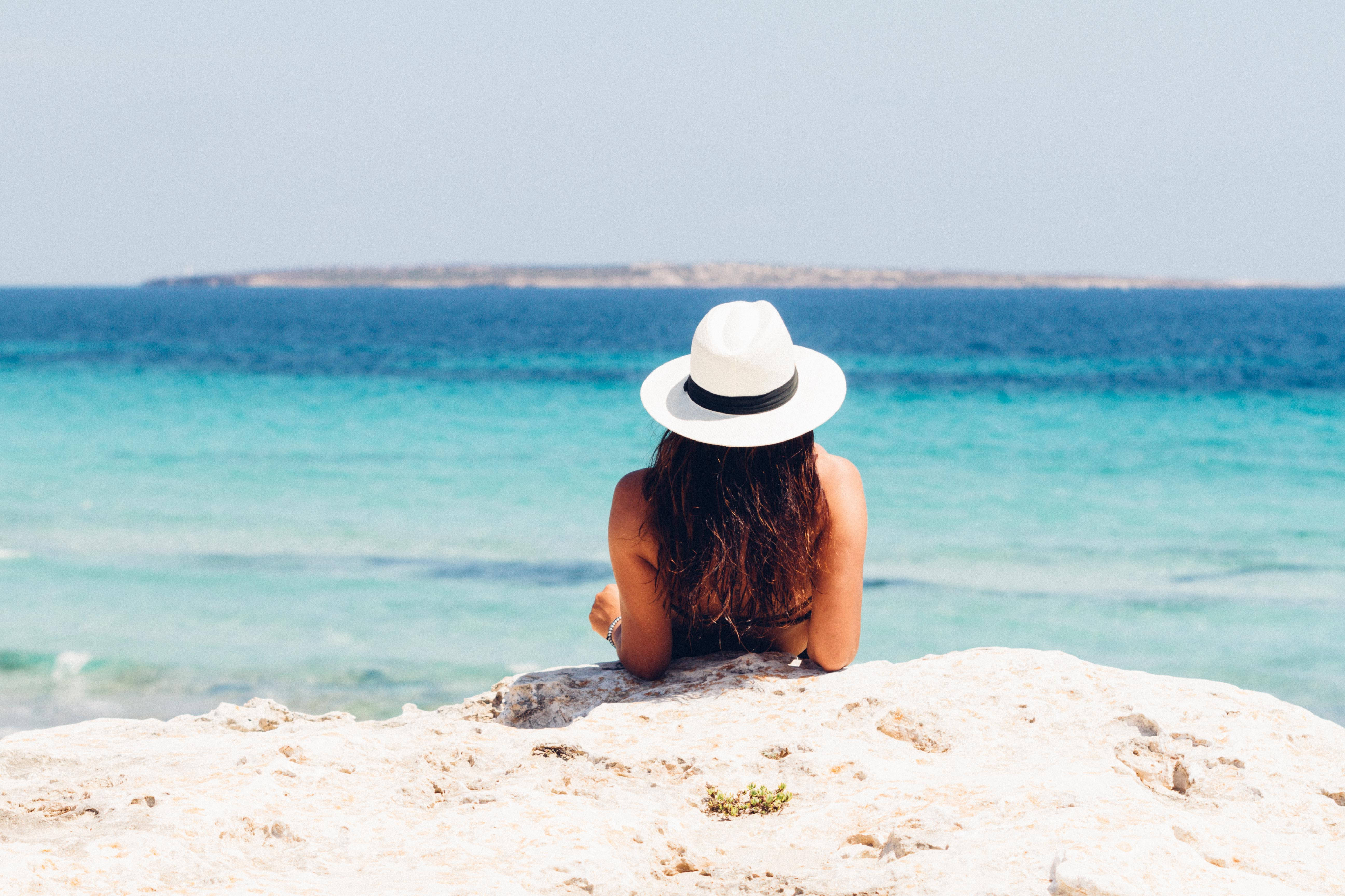 4K Ultra HD Beach, white hat, sunlit rock, 5K Desktop Wallpaper