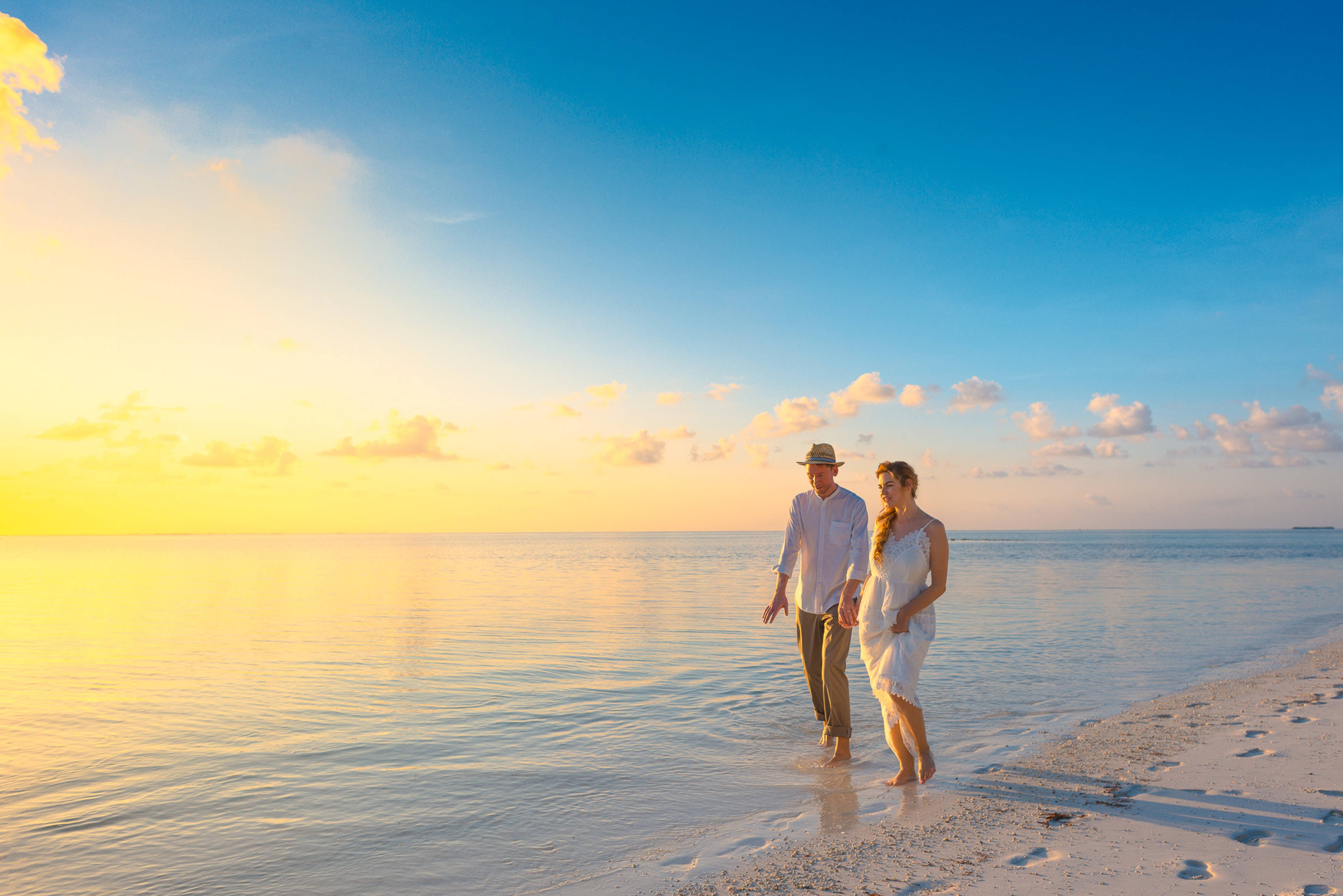 4K Ultra HD Beach, couple, golden sunset, 4K Desktop Wallpaper