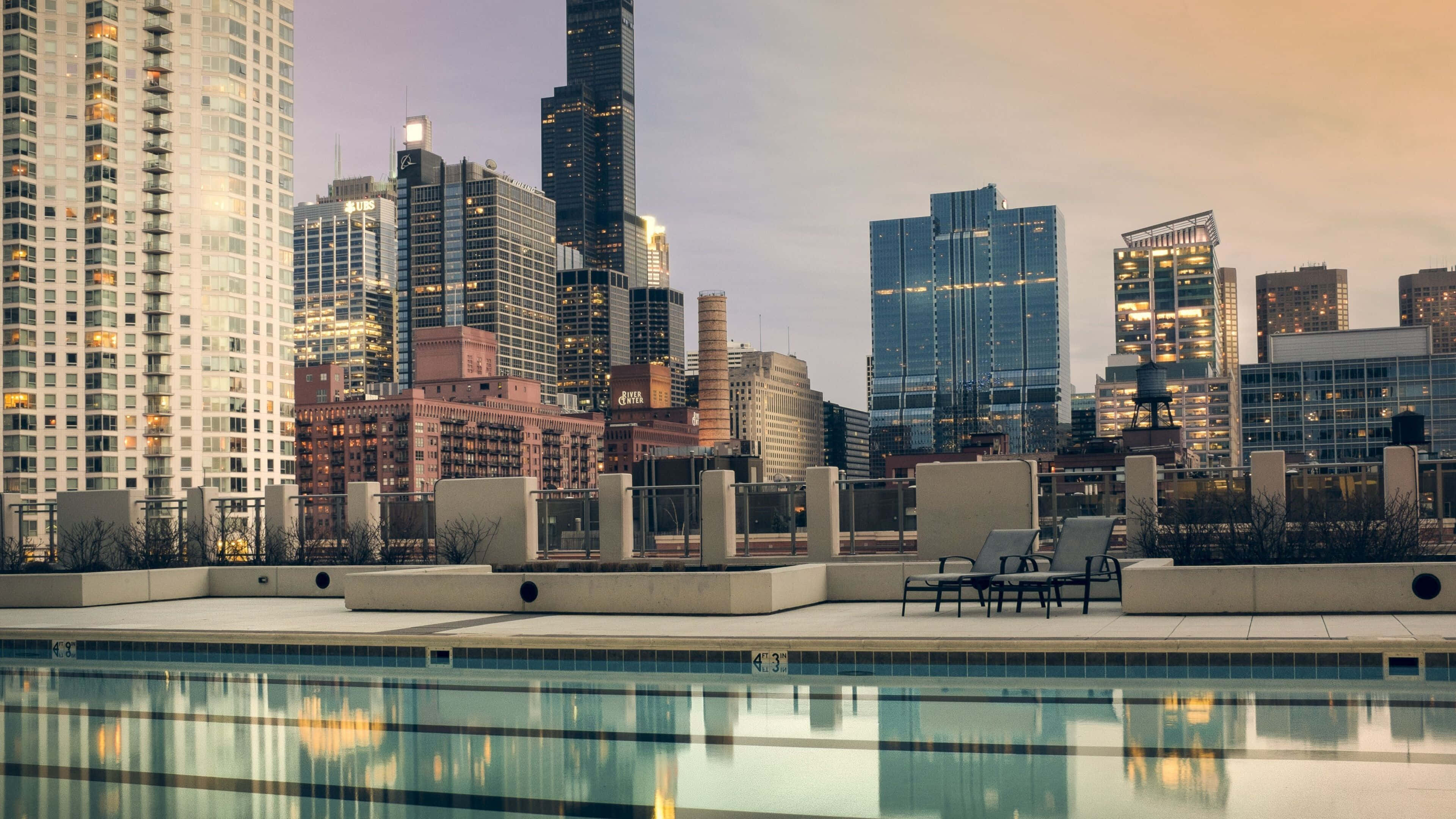 4K Ultra HD Chicago, rooftop pool, glowing skyscrapers, 4K Desktop Wallpaper