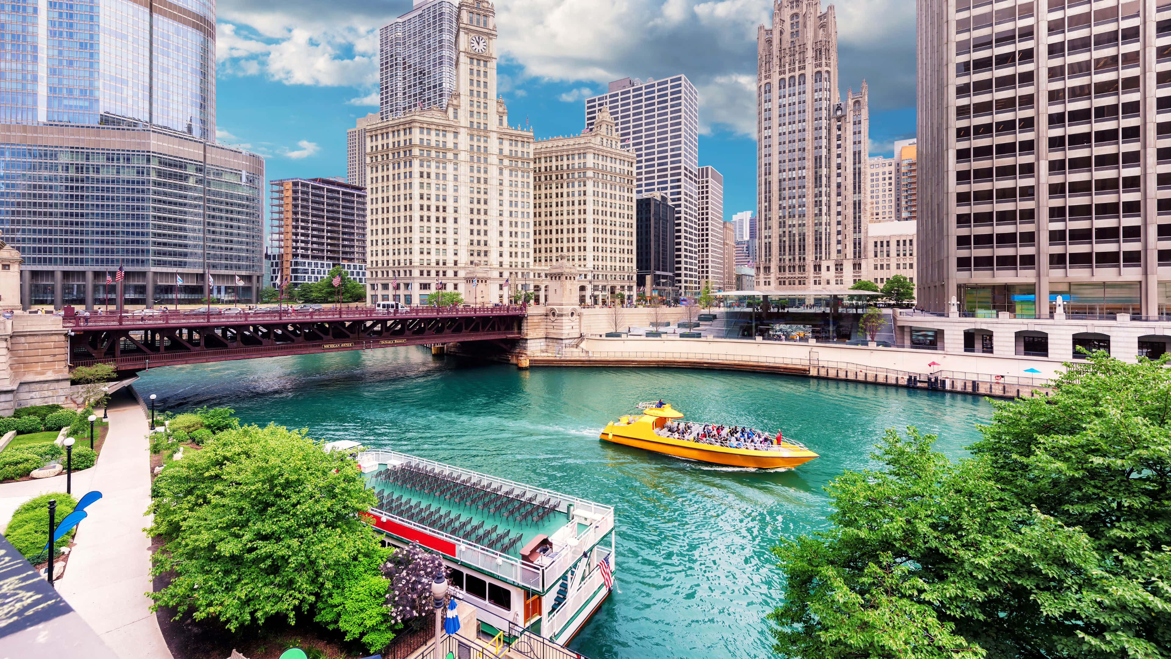 4K Ultra HD Chicago, vibrant yellow tour boat, turquoise river, 4K Desktop Wallpaper