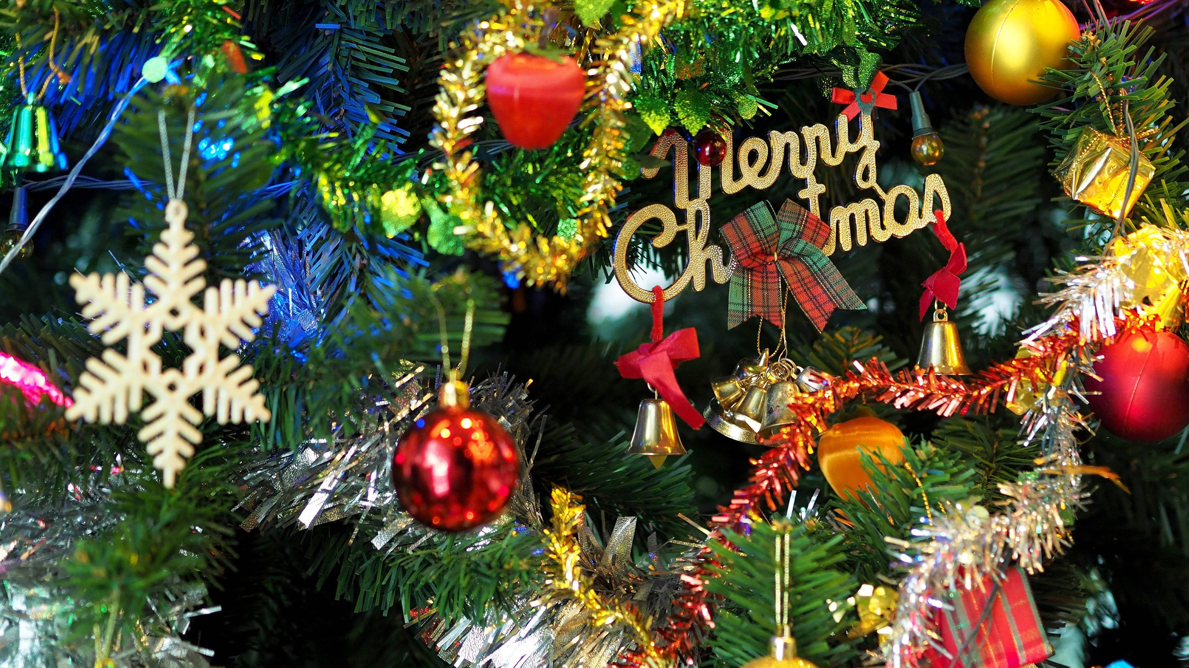 4K Ultra HD Christmas, red ornaments, gold tinsel, 4K Desktop Wallpaper