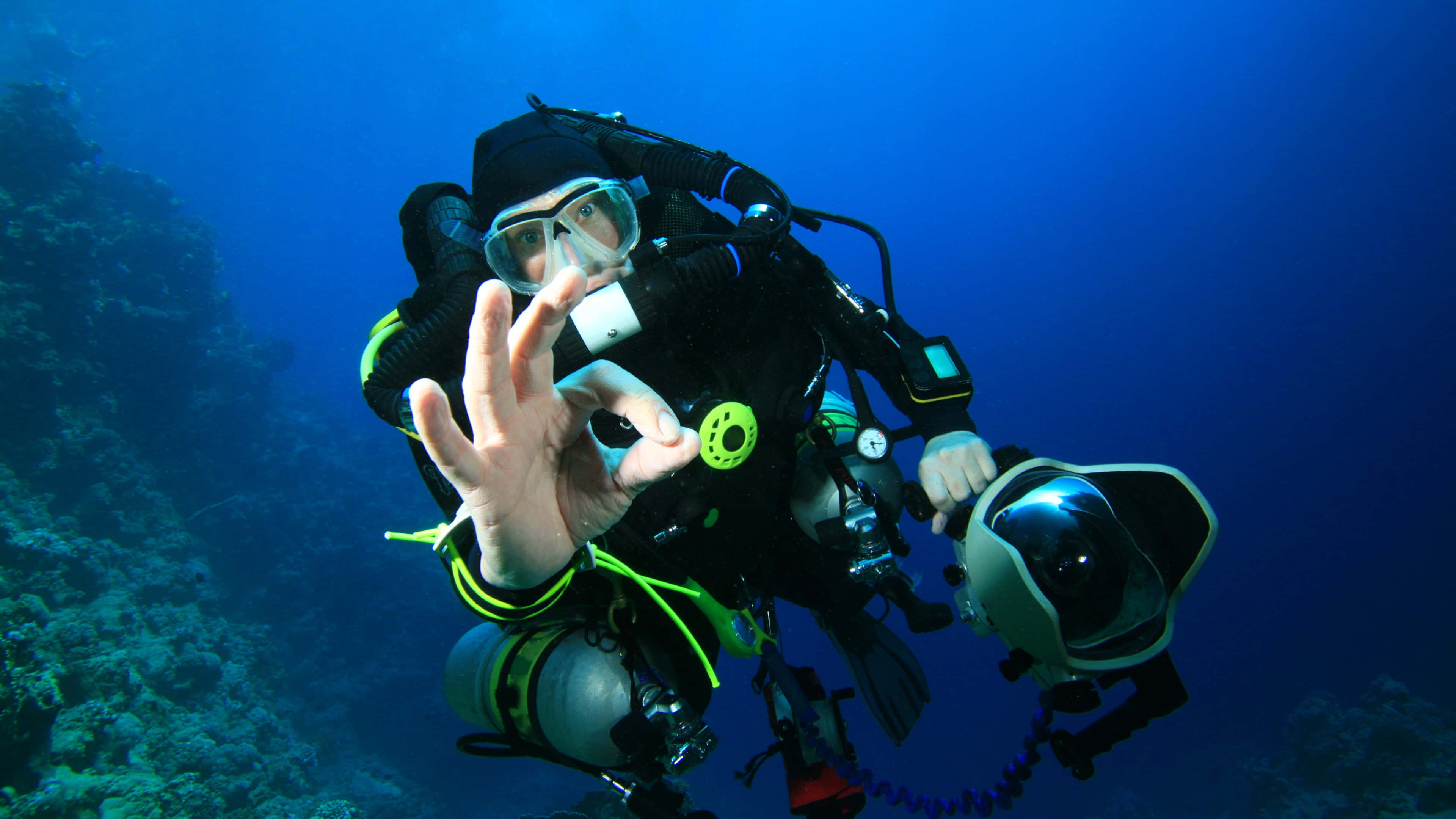 4K Underwater Scene, scuba diver, full gear, 4K Desktop Wallpaper