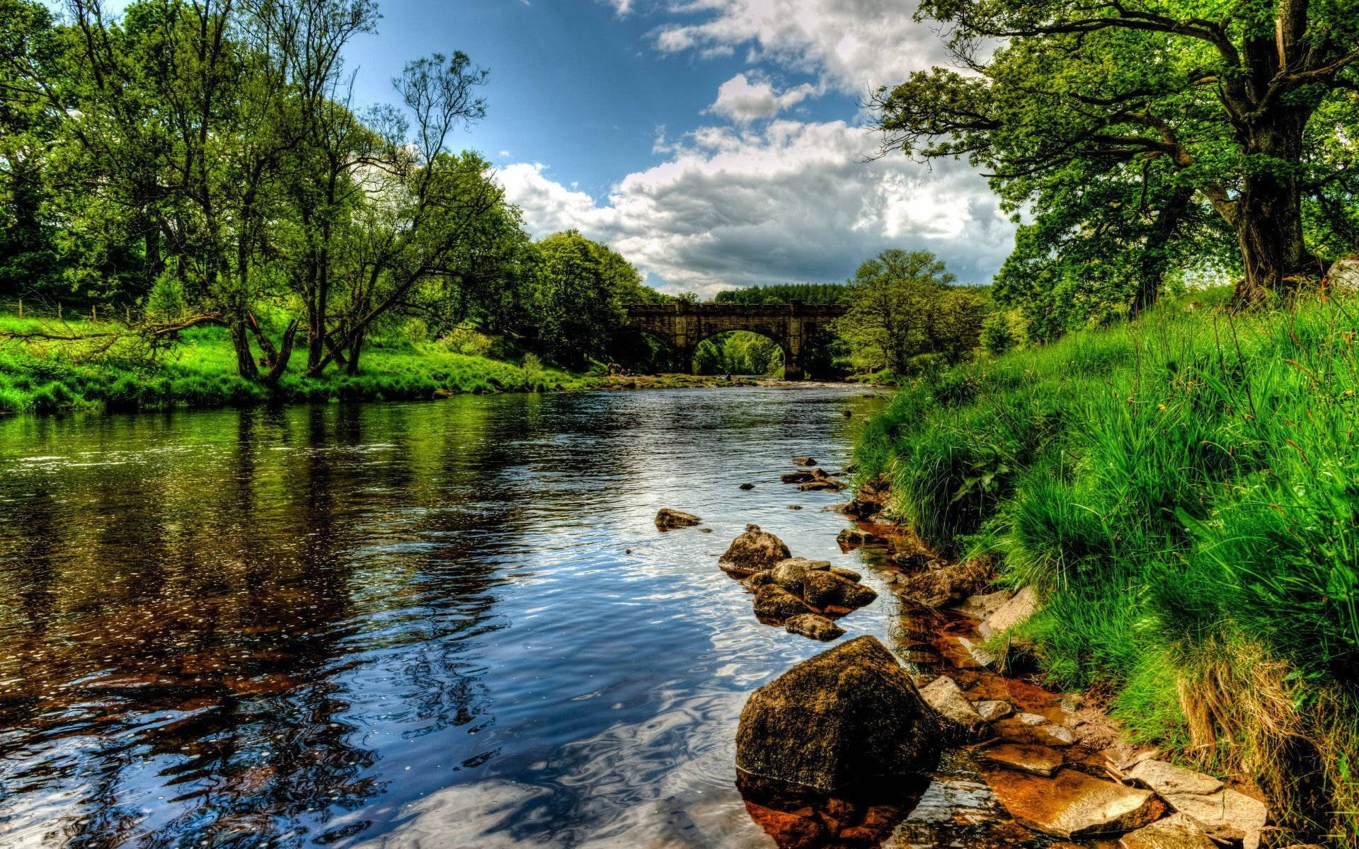 4K Nature Riverside, lush green banks, bright blue sky, Full HD Desktop Wallpaper