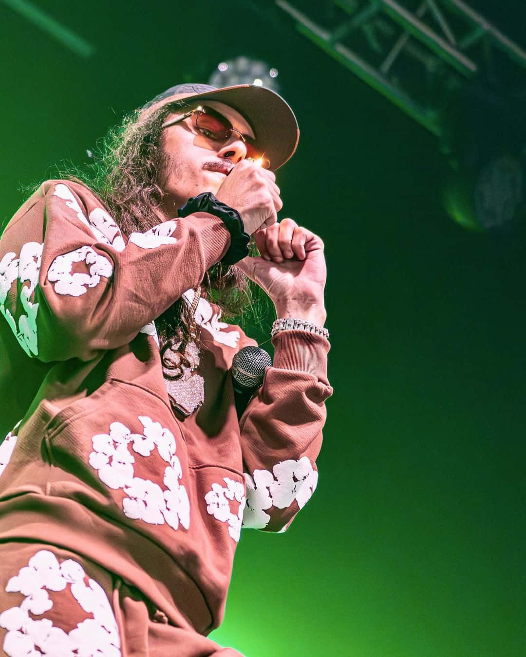 Rapper, green stage lights, microphone, HD Phone Wallpaper