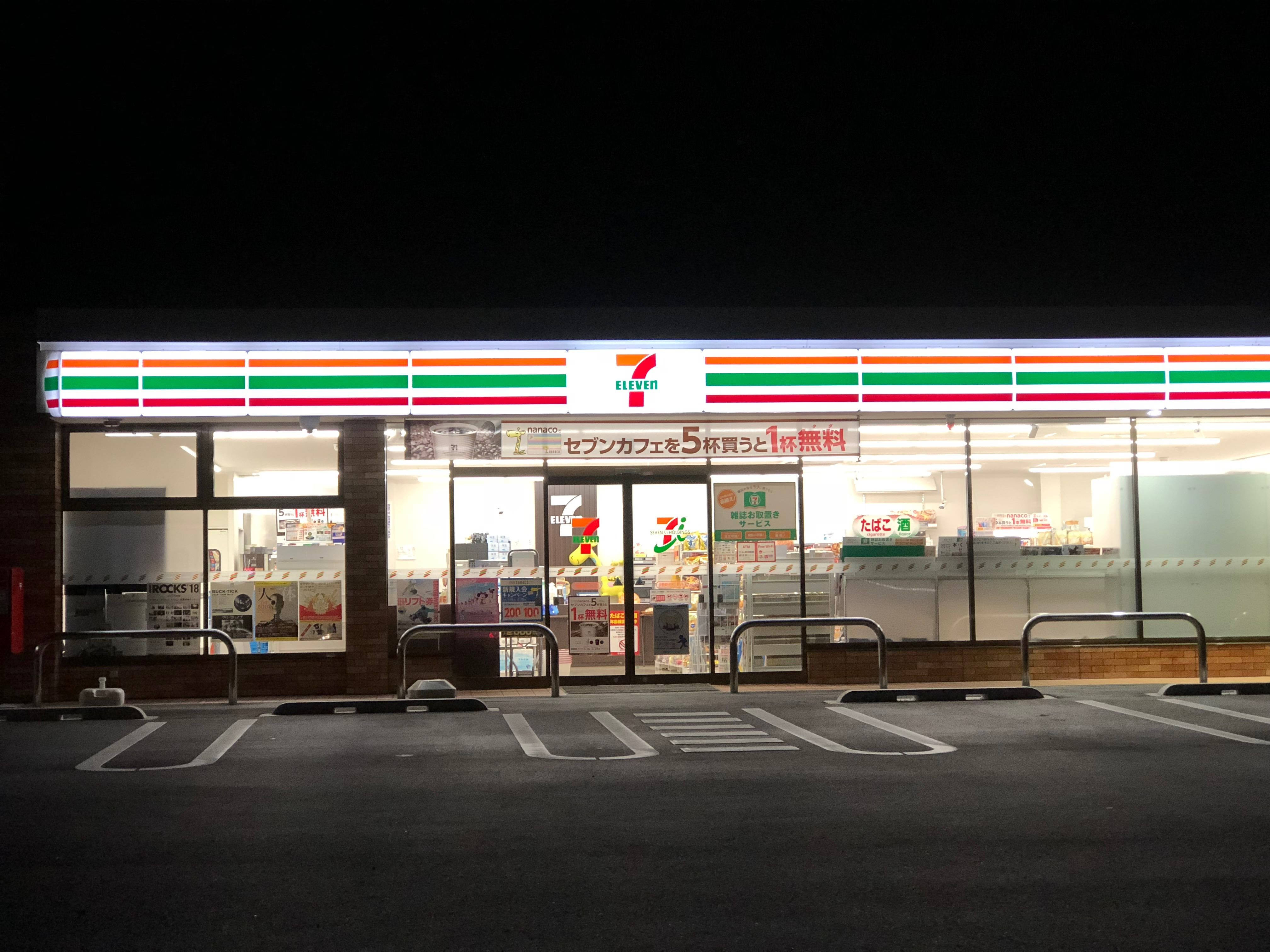 7-Eleven, parking area, brightly lit, 4K Desktop Wallpaper